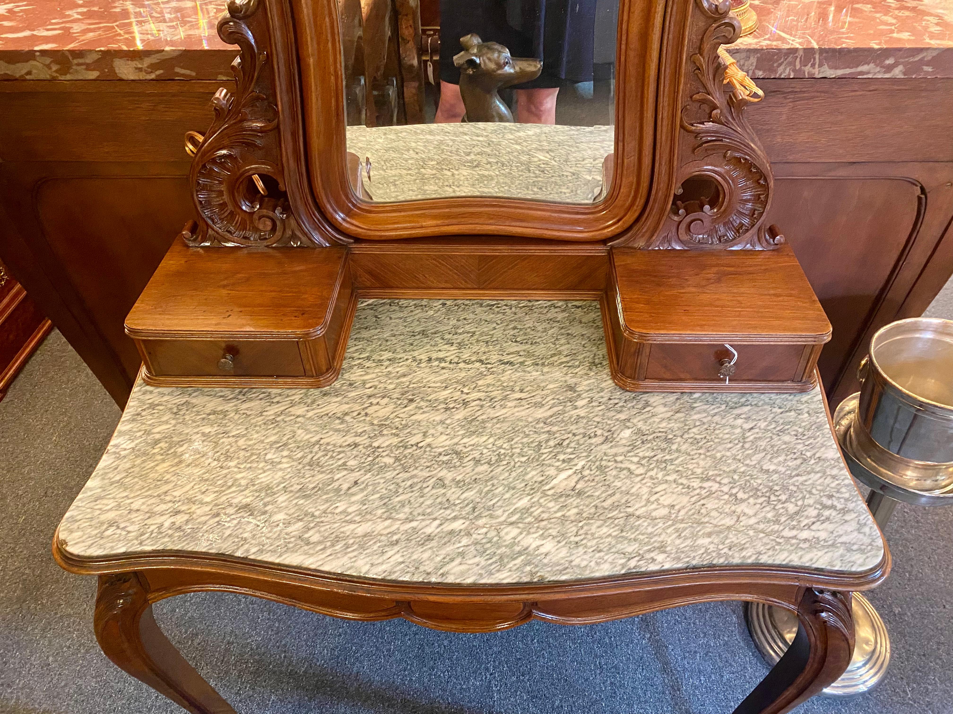 Ancien meuble-lavabo Louis XV en noyer avec miroir biseauté circa 1890 Bon état à New Orleans, LA