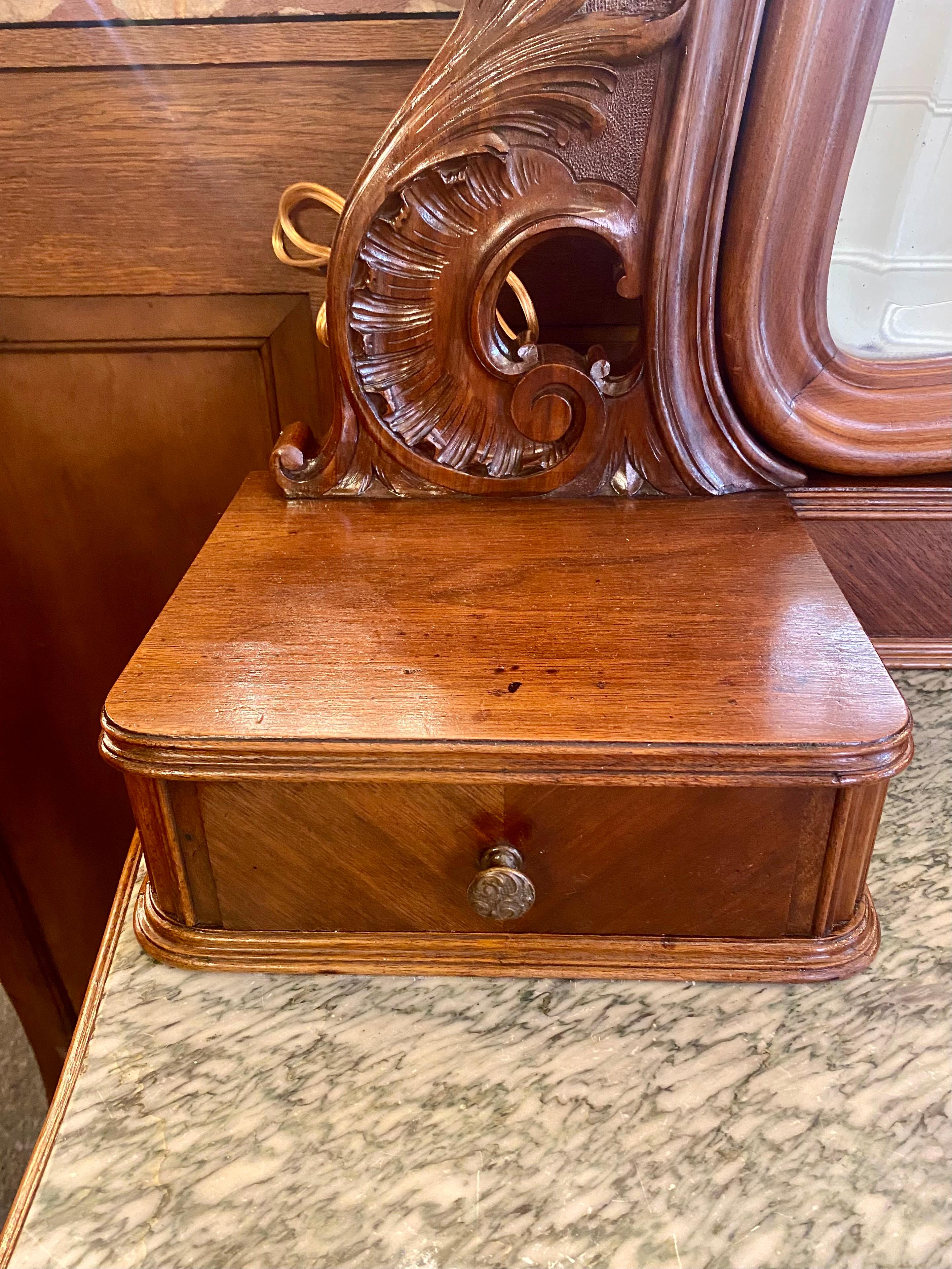 XIXe siècle Ancien meuble-lavabo Louis XV en noyer avec miroir biseauté circa 1890