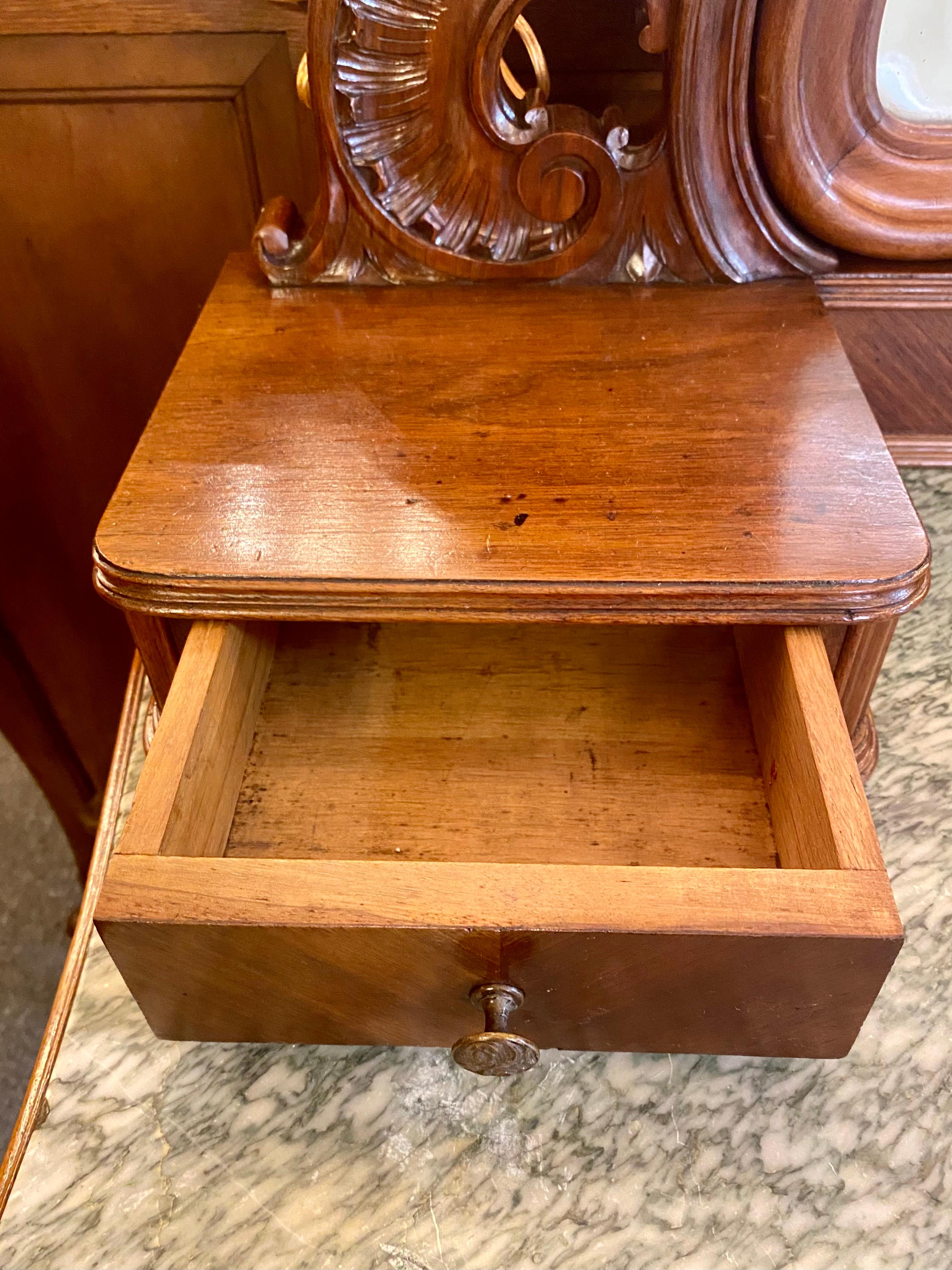 Marbre Ancien meuble-lavabo Louis XV en noyer avec miroir biseauté circa 1890