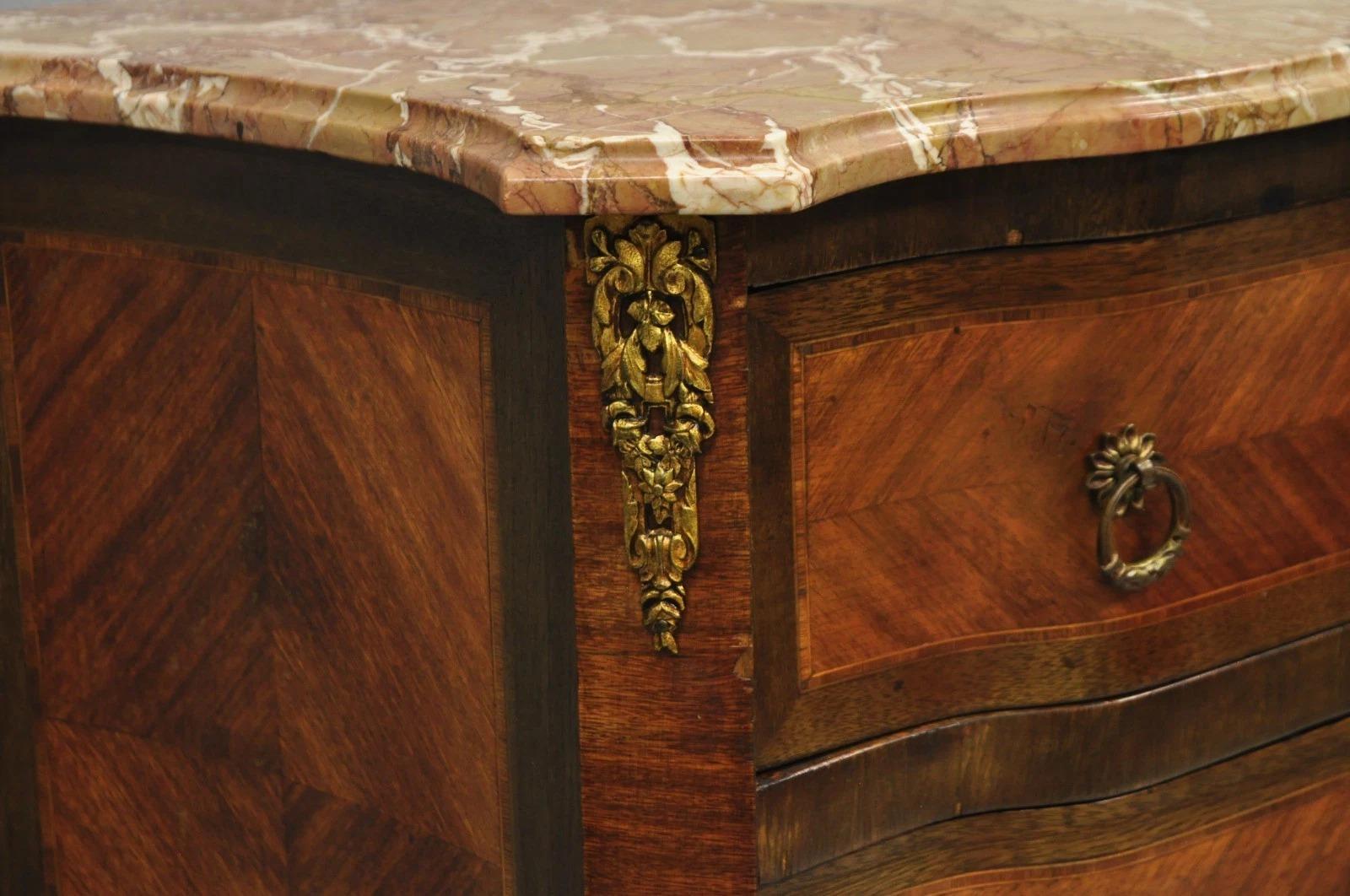 Antique French Louis XV Marqueterie Incrustation Dessus Marbre Bombe Table de nuit Table d'appoint en vente 6