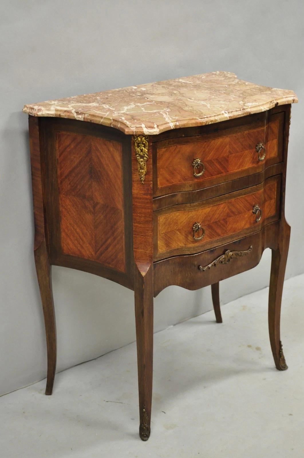 Veuillez nous envoyer un message avec votre code postal pour demander un devis plus raisonnable pour les frais d'expédition aux États-Unis.

Table d'appoint ancienne en marqueterie de style Louis XV avec plateau en marbre. Cet article comporte 2