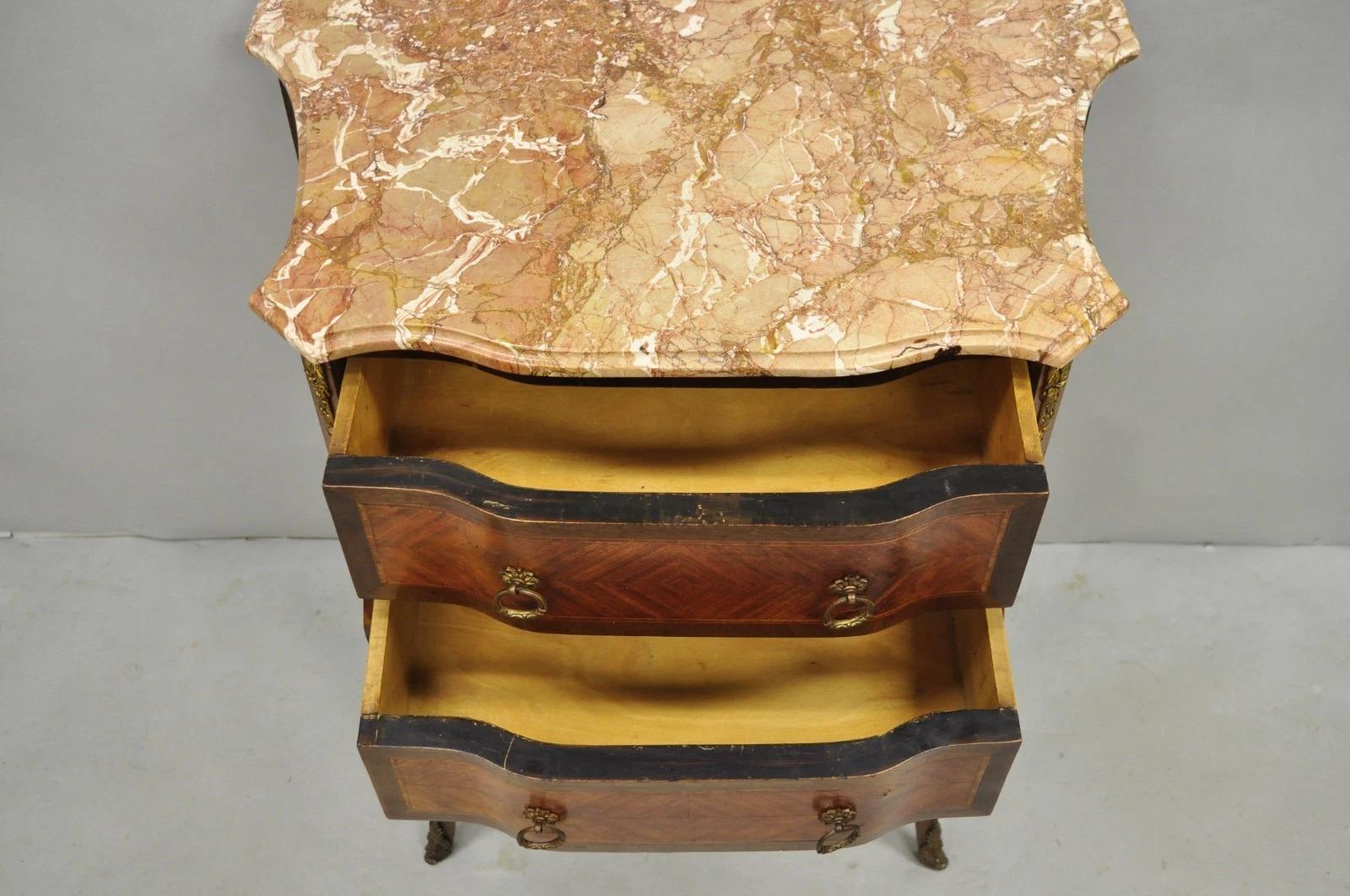 Inconnu Antique French Louis XV Marqueterie Incrustation Dessus Marbre Bombe Table de nuit Table d'appoint en vente