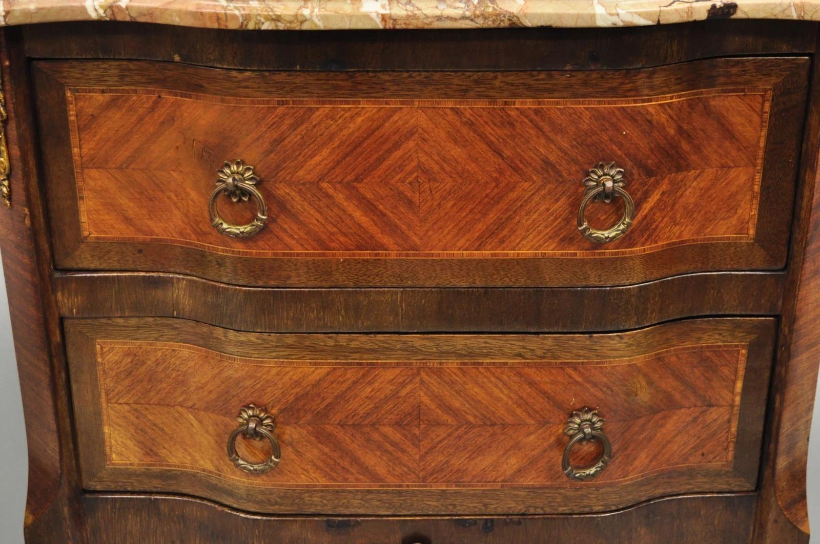 Antique French Louis XV Marqueterie Incrustation Dessus Marbre Bombe Table de nuit Table d'appoint Bon état - En vente à Philadelphia, PA