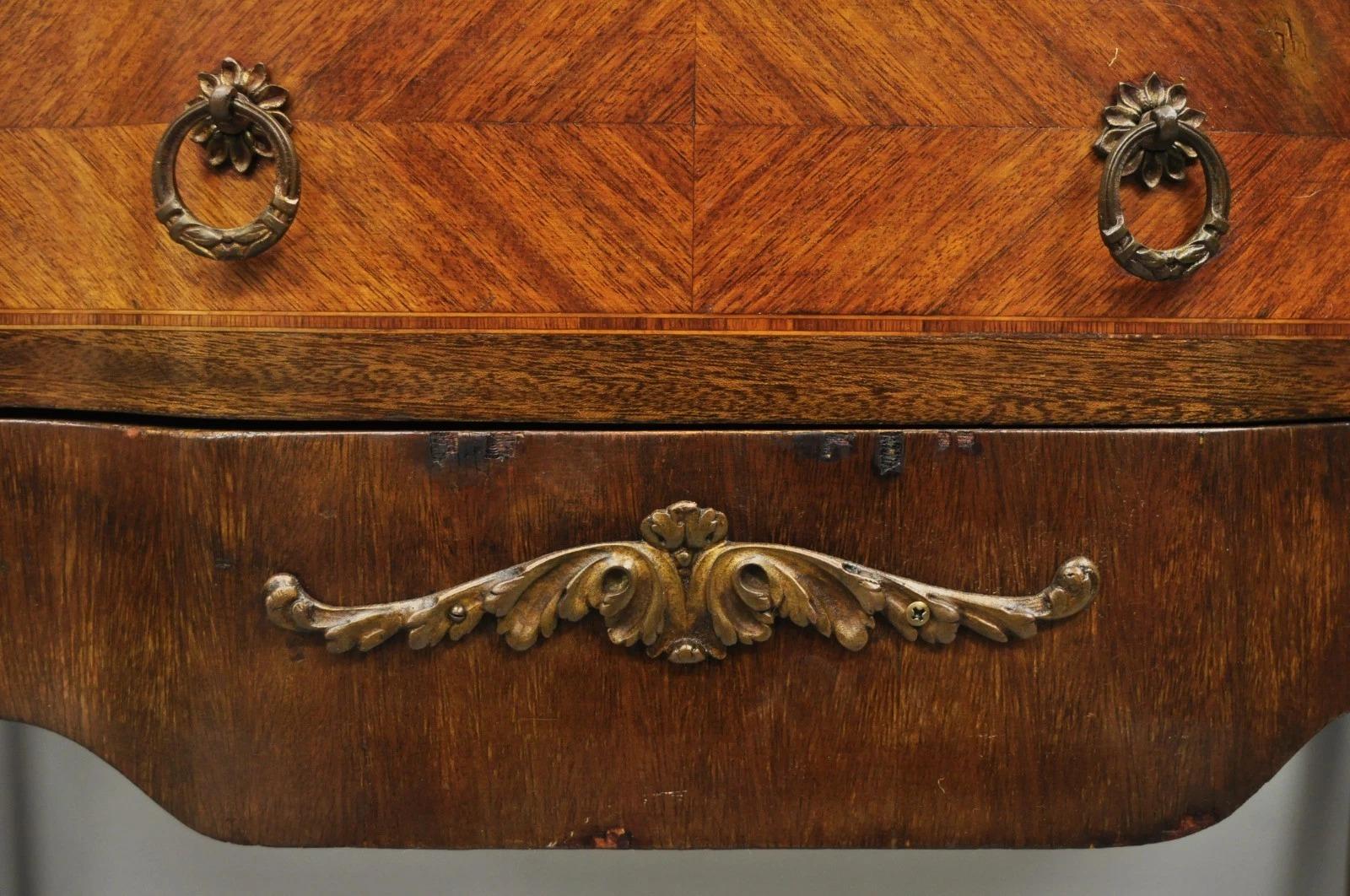 20ième siècle Antique French Louis XV Marqueterie Incrustation Dessus Marbre Bombe Table de nuit Table d'appoint en vente