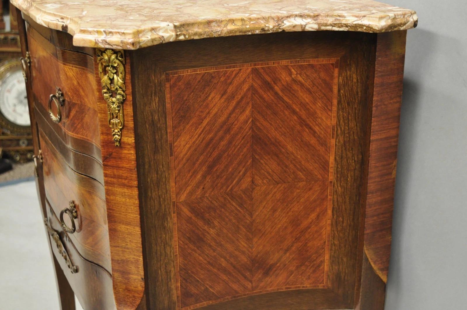 Antique French Louis XV Marqueterie Incrustation Dessus Marbre Bombe Table de nuit Table d'appoint en vente 2
