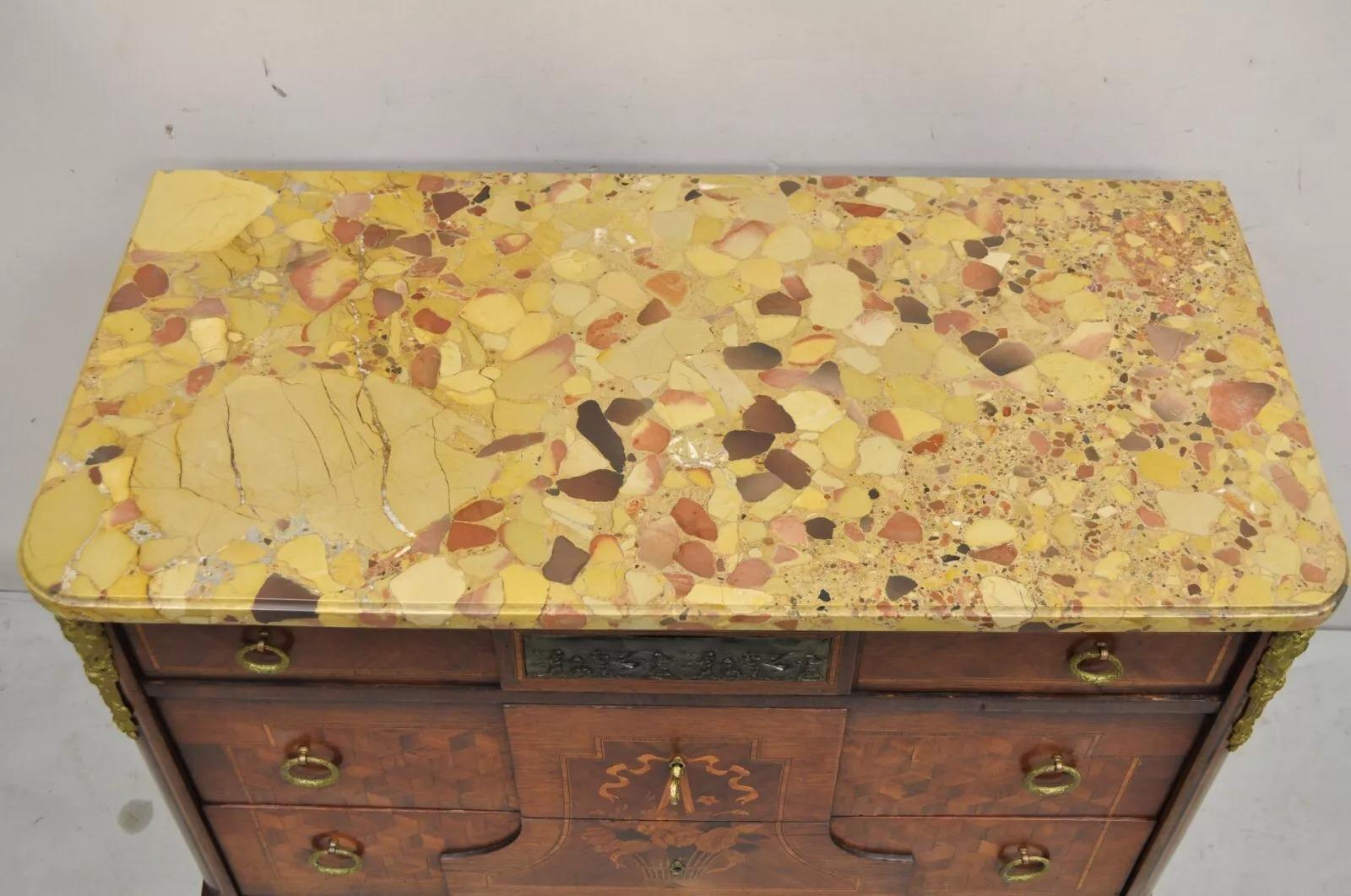 Antique French Louis XV Style Marquetry Inlay Marble Top Bronze Ormolu Commode Chest of Drawers. L'articolo presenta un bellissimo piano in marmo rouge, montature figurative in bronzo ormolu, 3 cassetti a coda di rondine, serrature funzionanti e