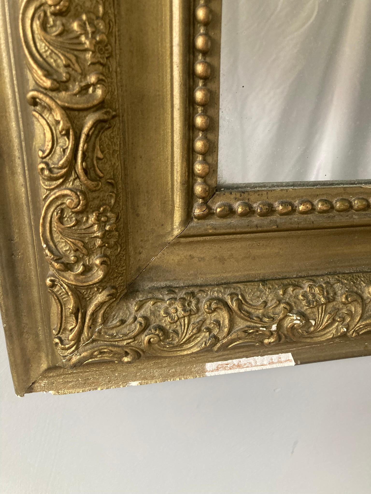 Antiguo espejo francés Luis XV de alrededor de 1880. Conserva su hermoso marco de gesso, incluida su cresta ornamentada. Conserva sus preciosos cristales pesados originales con zorros naturales y los respaldos originales de pino. Sería un hermoso