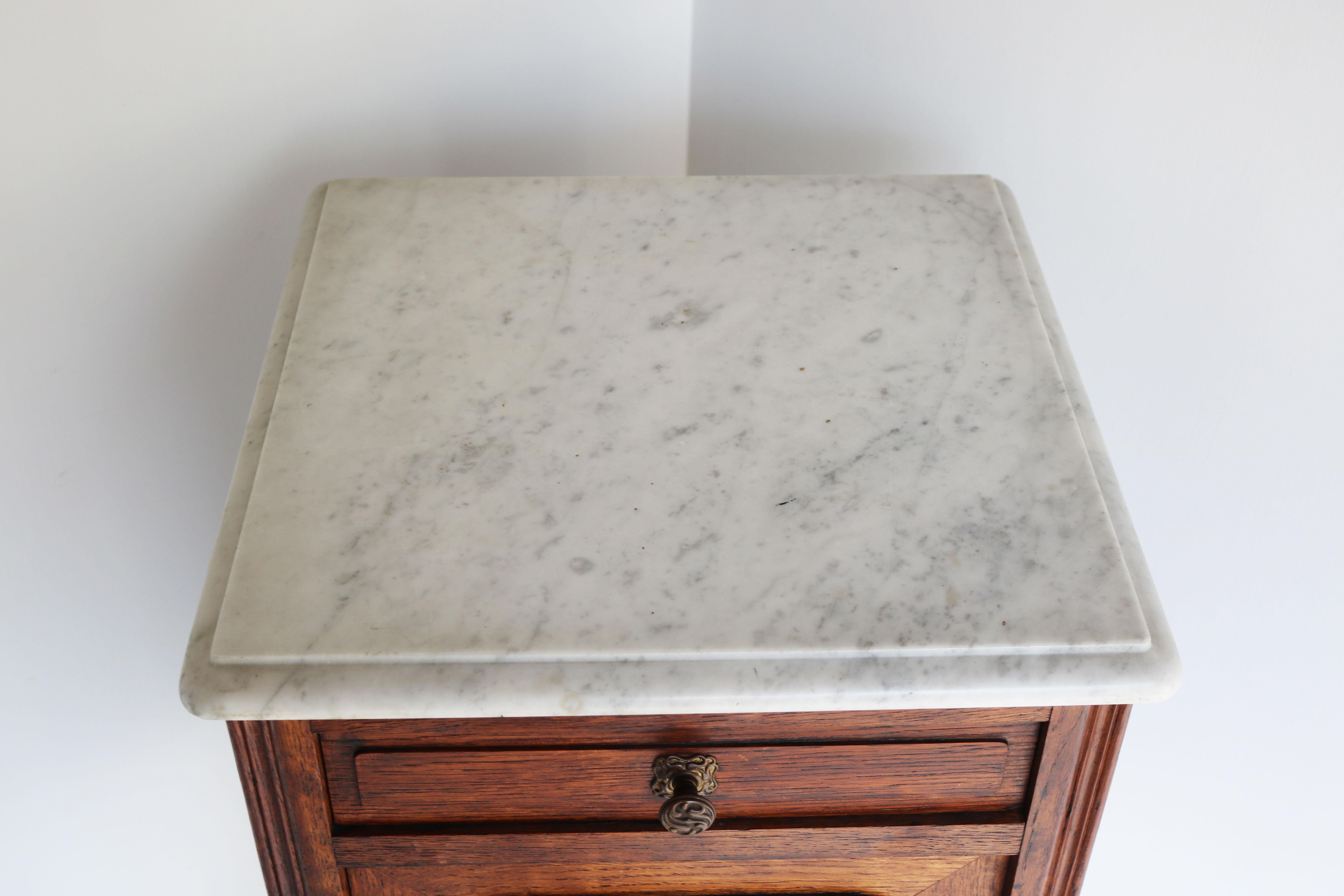 Antique French Louis XV Night Stand / Bedside Table Solid Oak Carrara Marble Top In Good Condition In Ijzendijke, NL