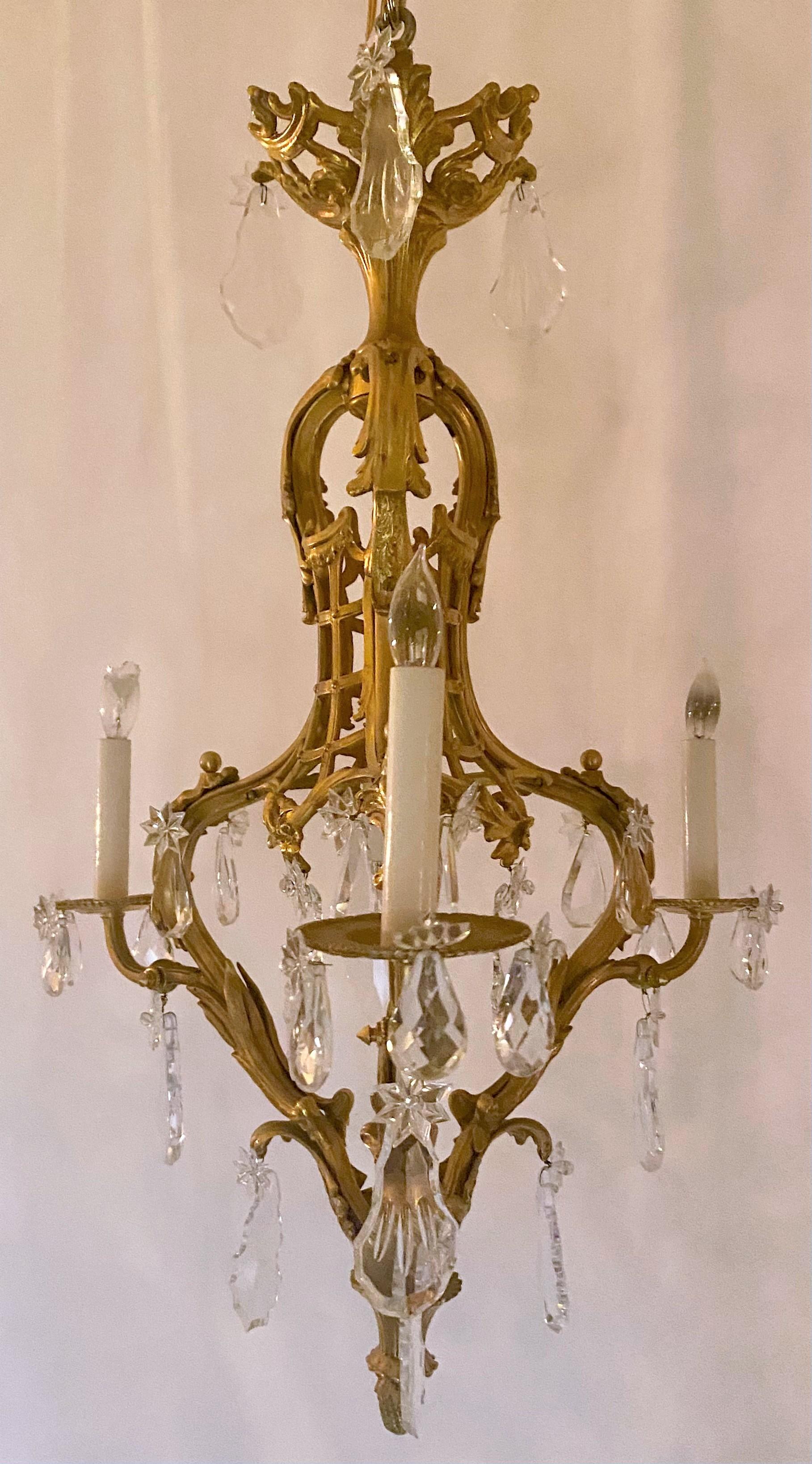 Antiker französischer Louis XV-Kronleuchter aus Ormolu und Baccarat-Kristall mit 3 Lichtern, um 1870-1880.
CHC202.