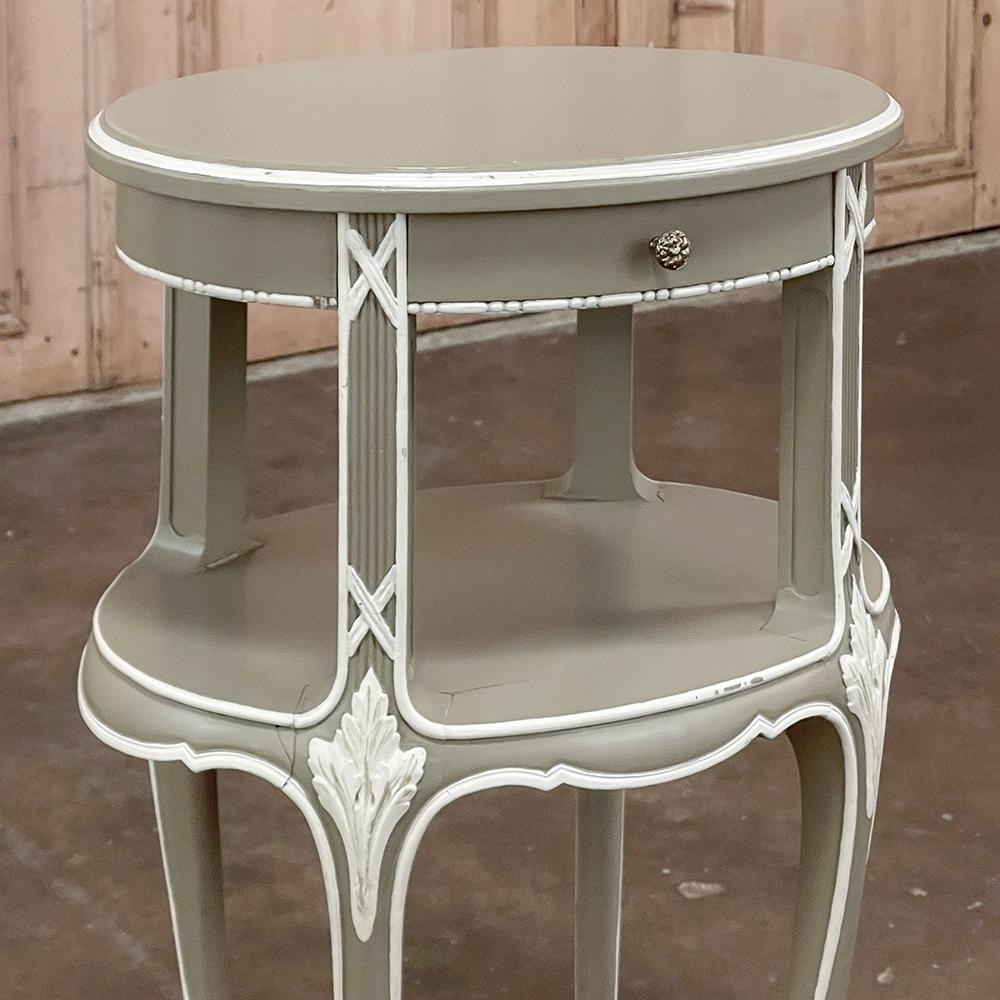 Ancienne table d'appoint française ovale peinte de style Louis XV en vente 4
