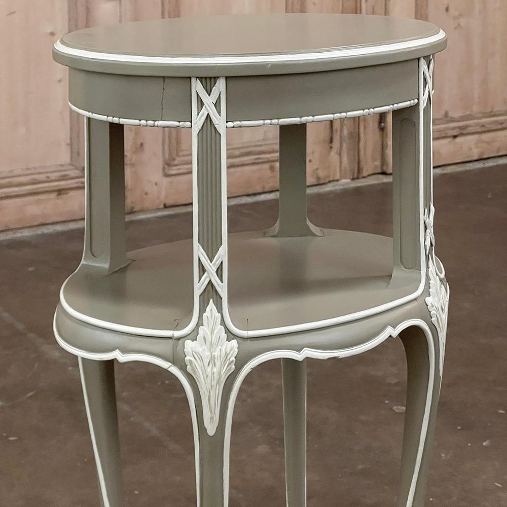 Ancienne table d'appoint française ovale peinte de style Louis XV en vente 9