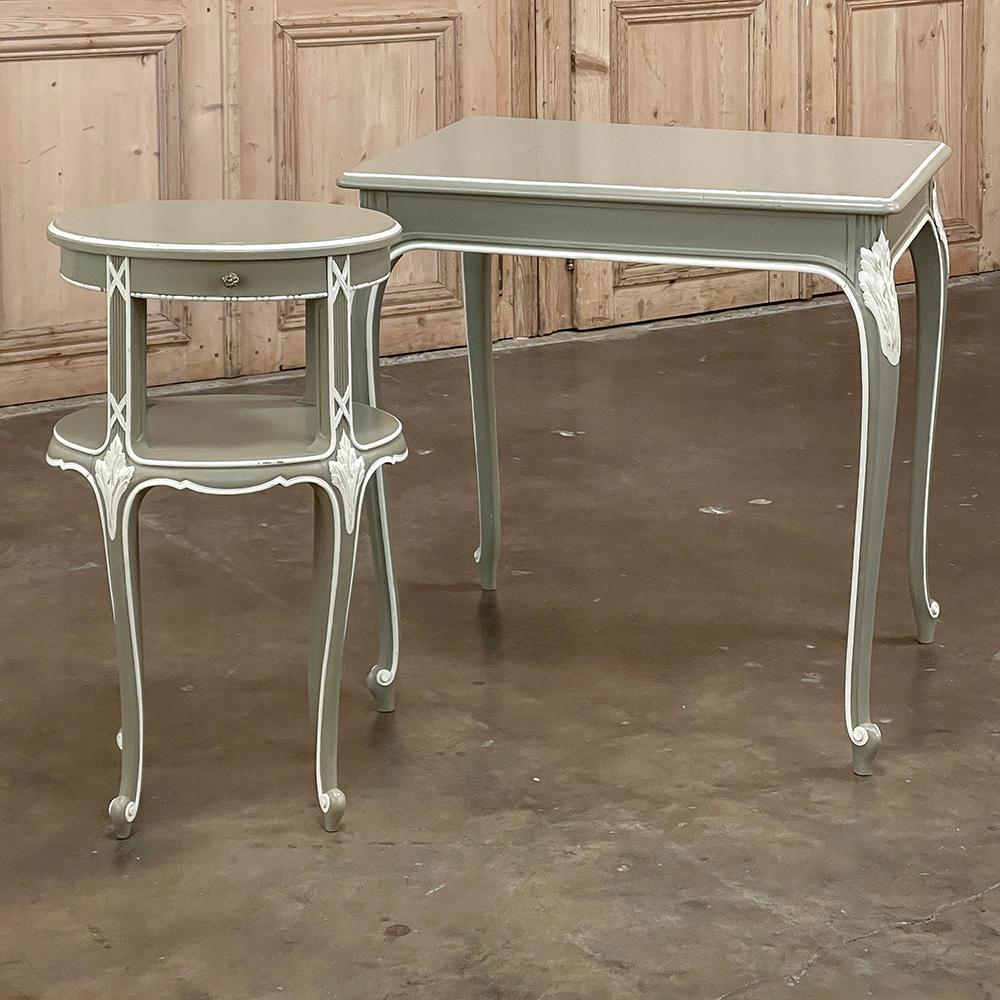 L'Antique French Louis XV Painted Occasional Table rappresenta l'essenza dell'eleganza sartoriale, con un sottile design architettonico che comprende un piano rettangolare sostenuto da un grembiule su misura tutto intorno e quattro gambe sottilmente