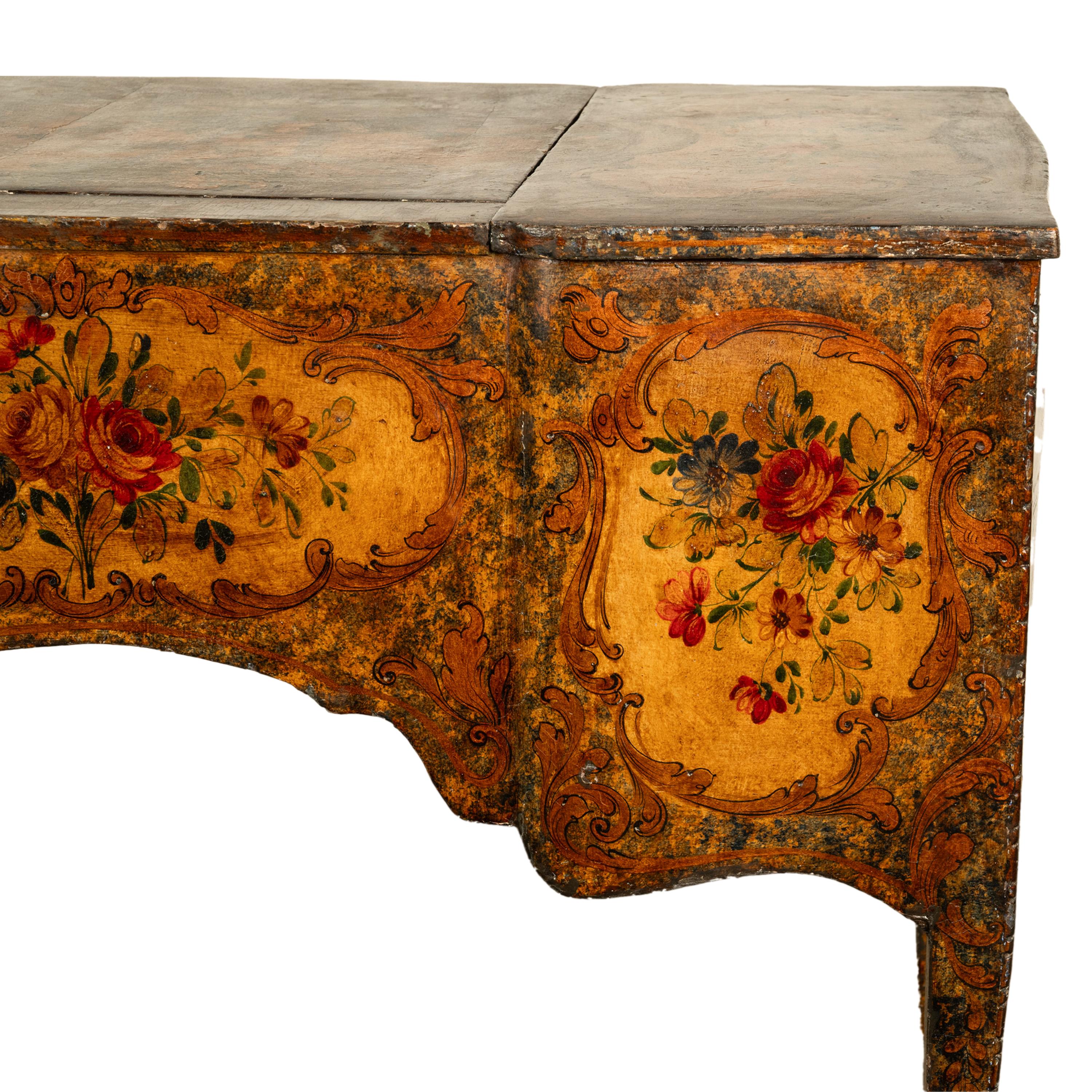 Ancienne coiffeuse française Louis XV peinte rococo en forme de bombe, 1750 en vente 12