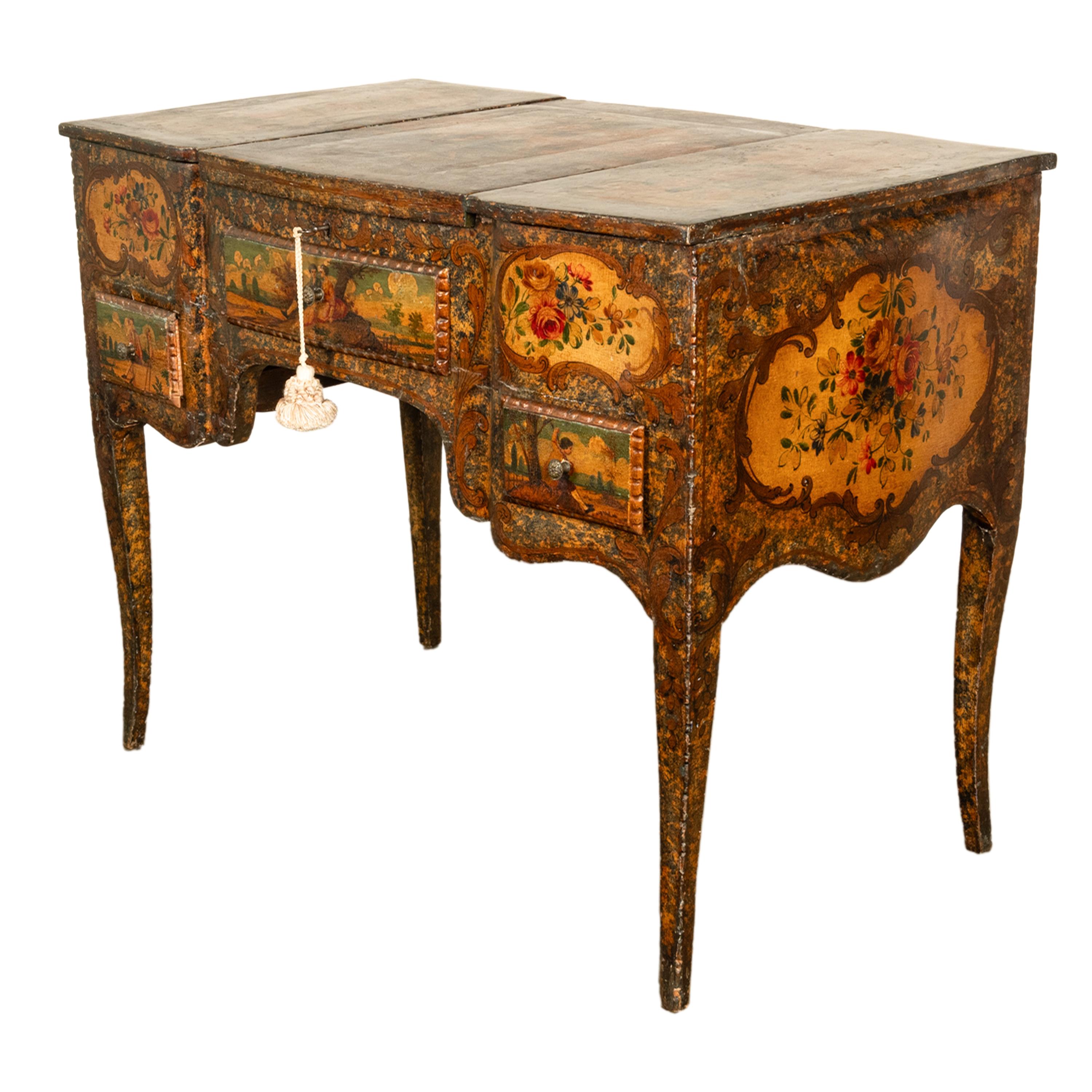 Une exquise table de toilette/vanité peinte à la main, d'époque Louis XV et Rococo, vers 1750. 
Une belle et rare coiffeuse d'époque Louis XV, cette coiffeuse incarne le style du milieu des années 1700 en France, de forme bombe avec une subtile