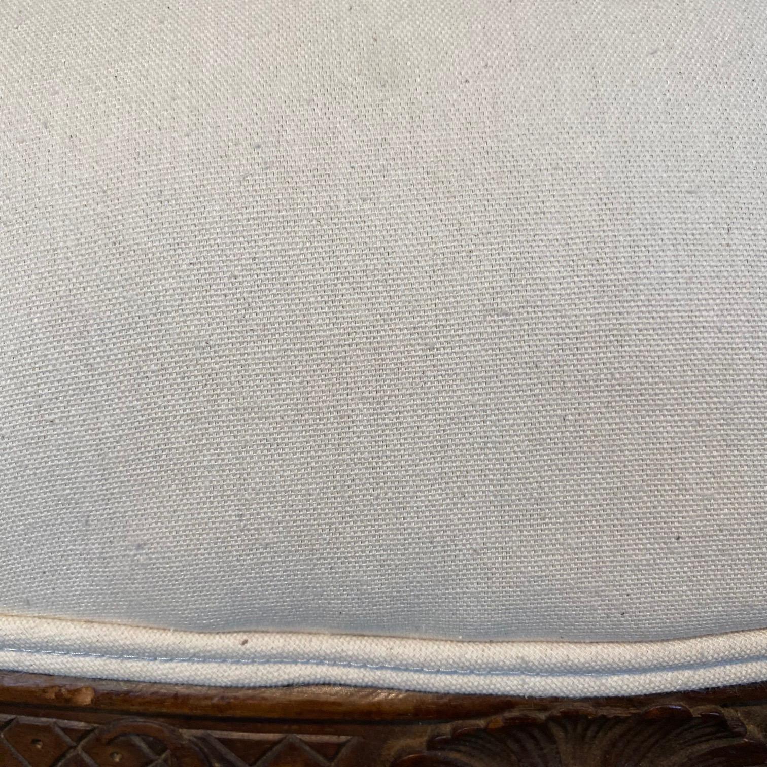 Antique French Louis XV Coppia di poltrone in noce intagliato e imbottite di recente in vendita 3
