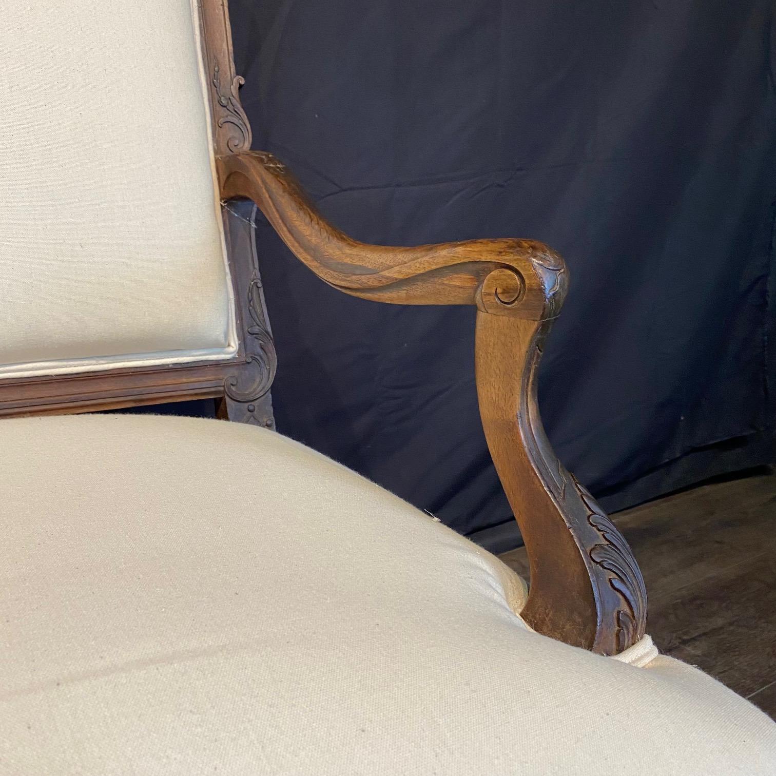 Antique French Louis XV Coppia di poltrone in noce intagliato e imbottite di recente in vendita 4