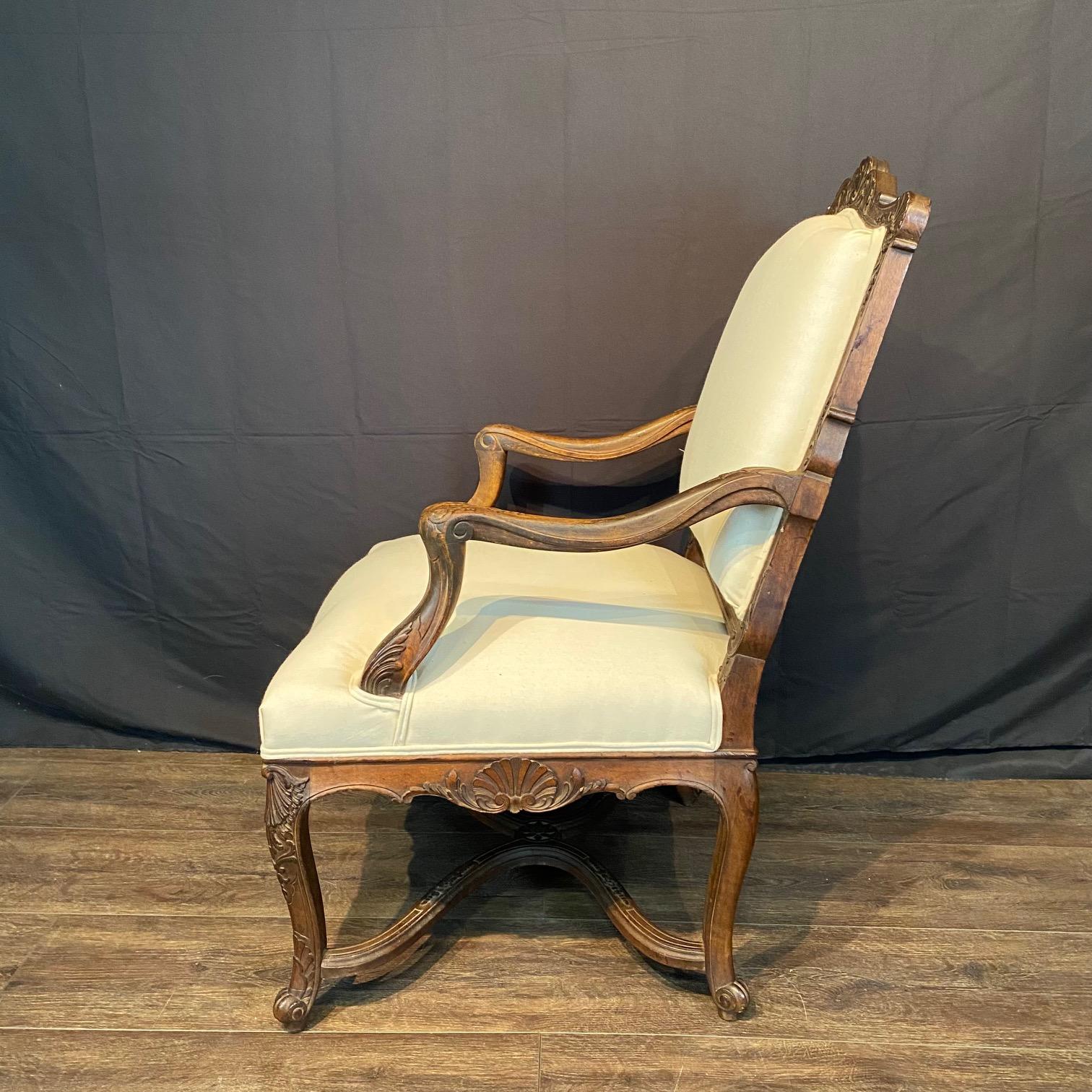 Antique French Louis XV Coppia di poltrone in noce intagliato e imbottite di recente in vendita 5
