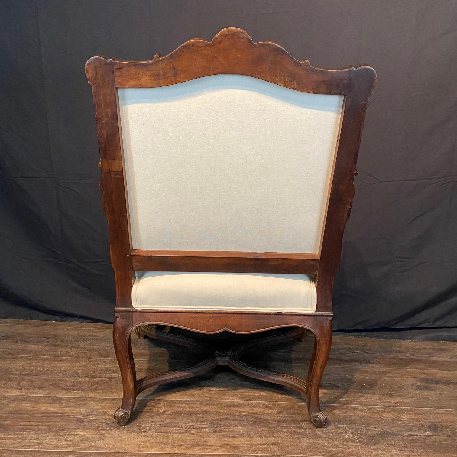 Antique French Louis XV Coppia di poltrone in noce intagliato e imbottite di recente in vendita 7