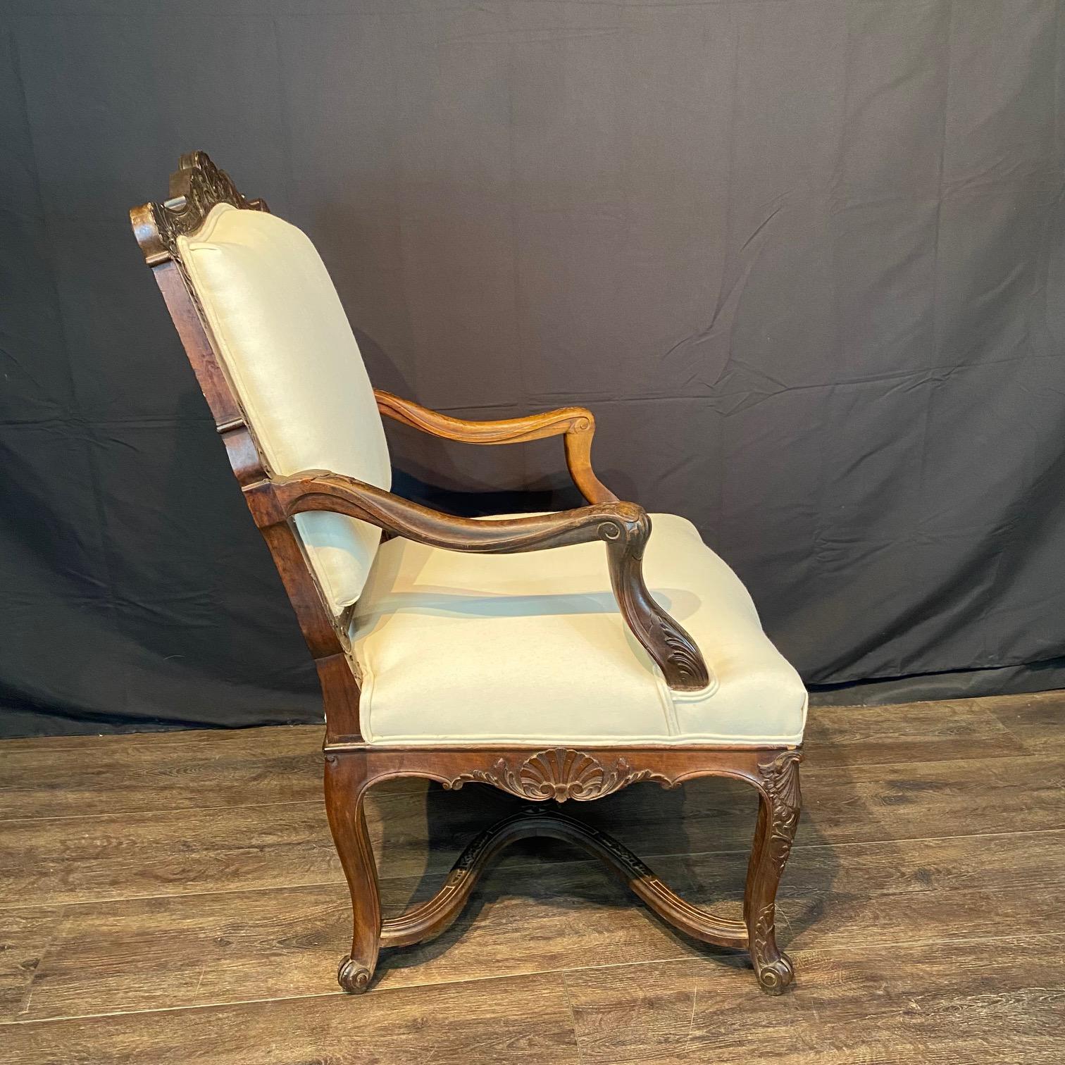 Antique French Louis XV Coppia di poltrone in noce intagliato e imbottite di recente in vendita 8