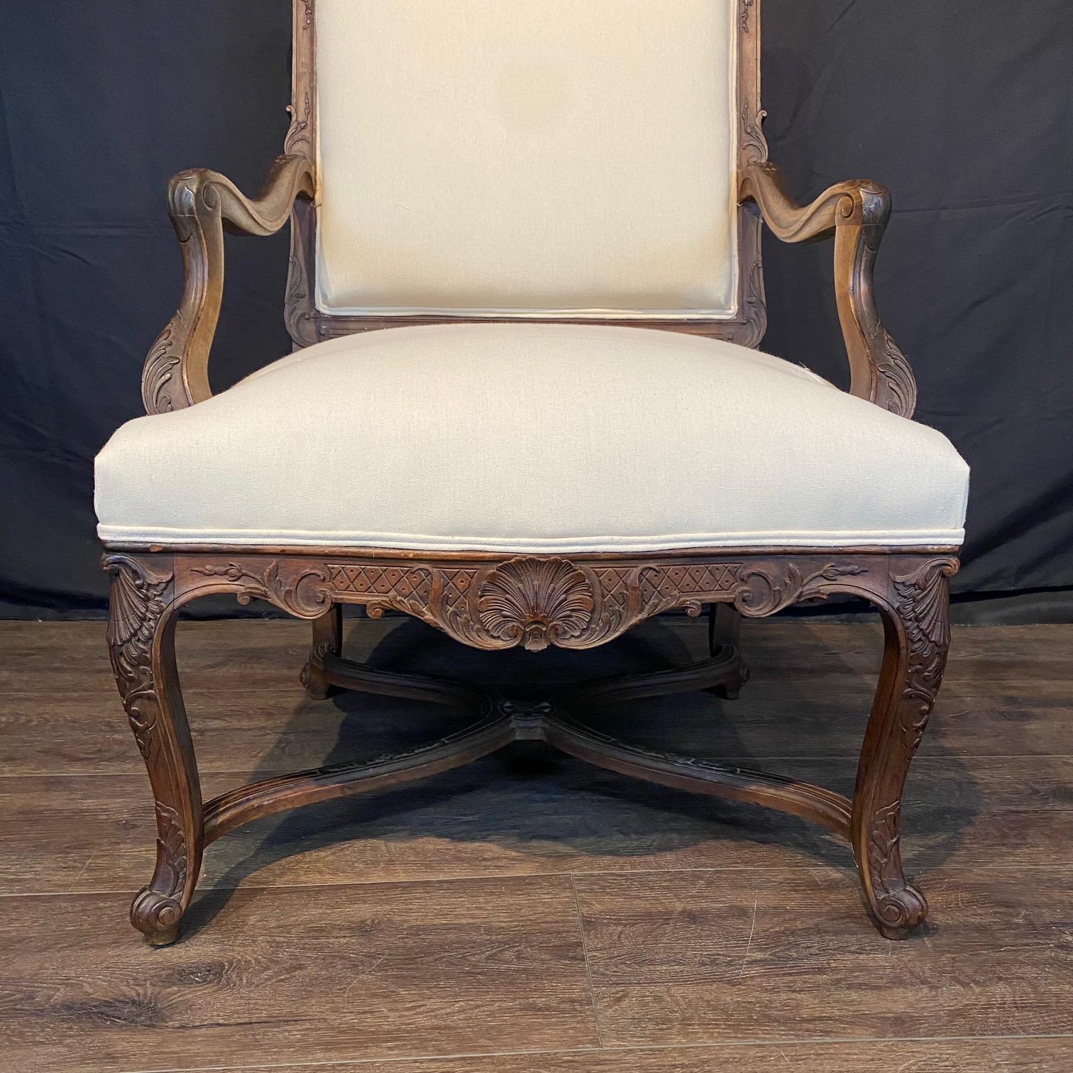 Luigi XV Antique French Louis XV Coppia di poltrone in noce intagliato e imbottite di recente in vendita