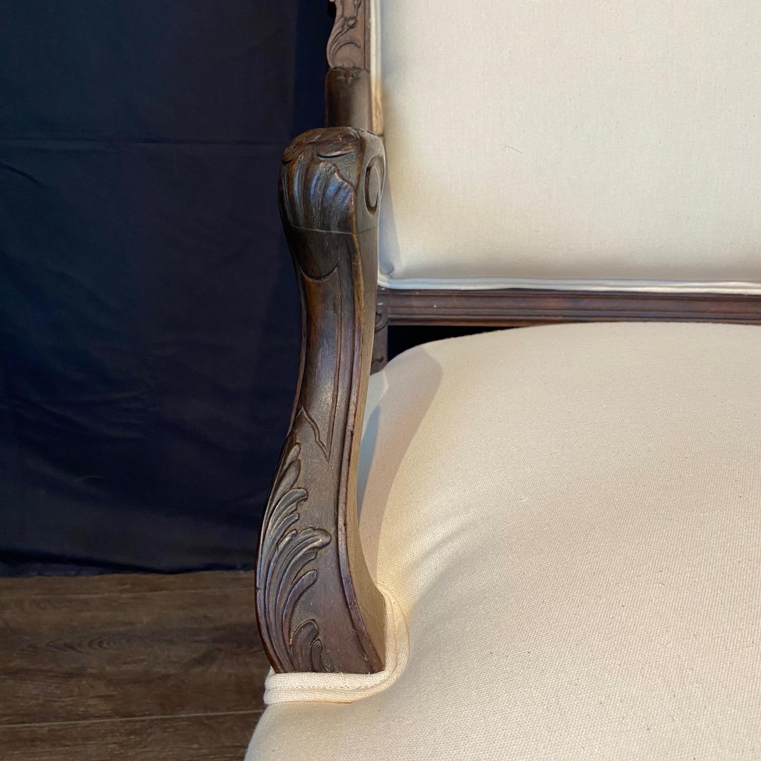 Francese Antique French Louis XV Coppia di poltrone in noce intagliato e imbottite di recente in vendita