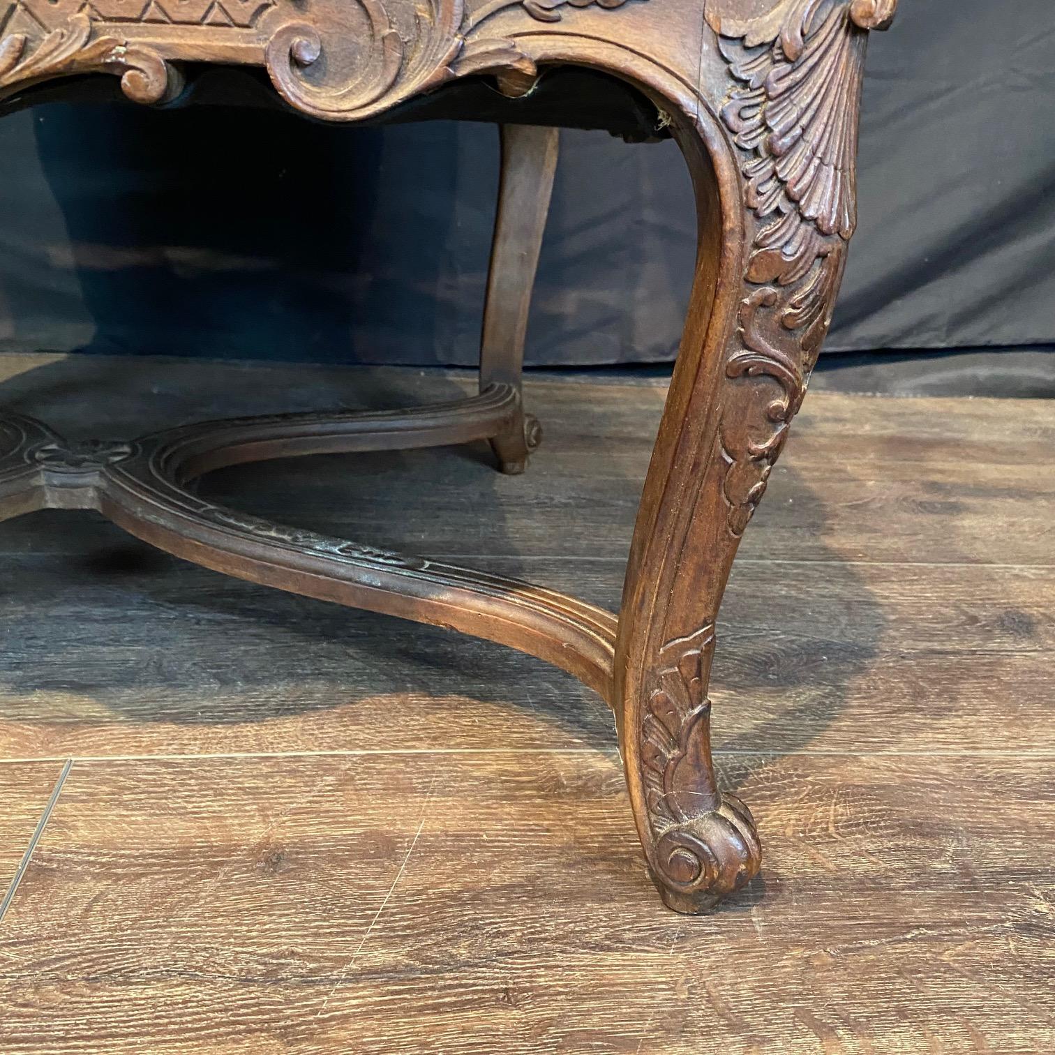 Antique French Louis XV Coppia di poltrone in noce intagliato e imbottite di recente In condizioni buone in vendita a Hopewell, NJ