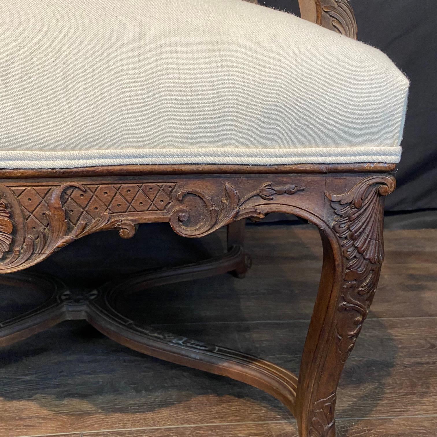 XIX secolo Antique French Louis XV Coppia di poltrone in noce intagliato e imbottite di recente in vendita