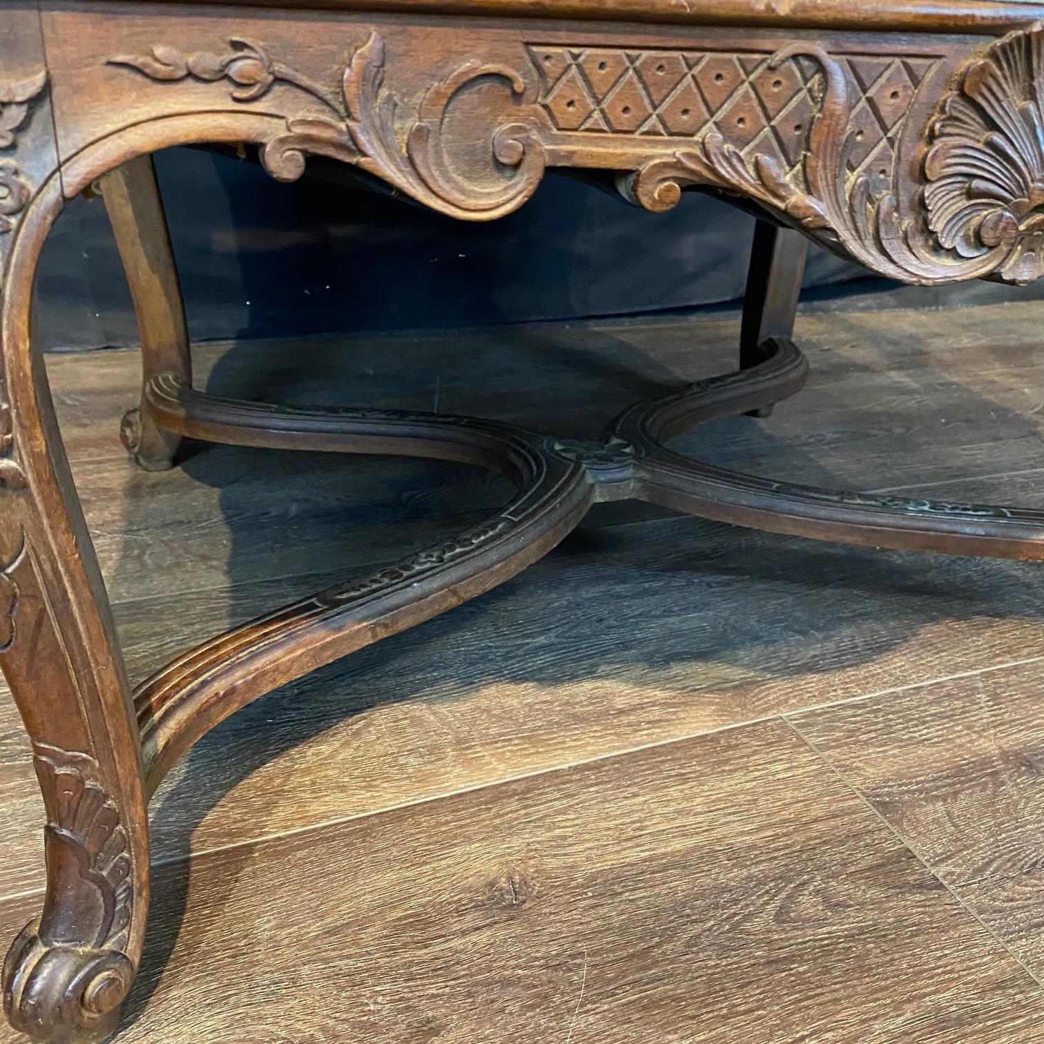 Tappezzeria Antique French Louis XV Coppia di poltrone in noce intagliato e imbottite di recente in vendita