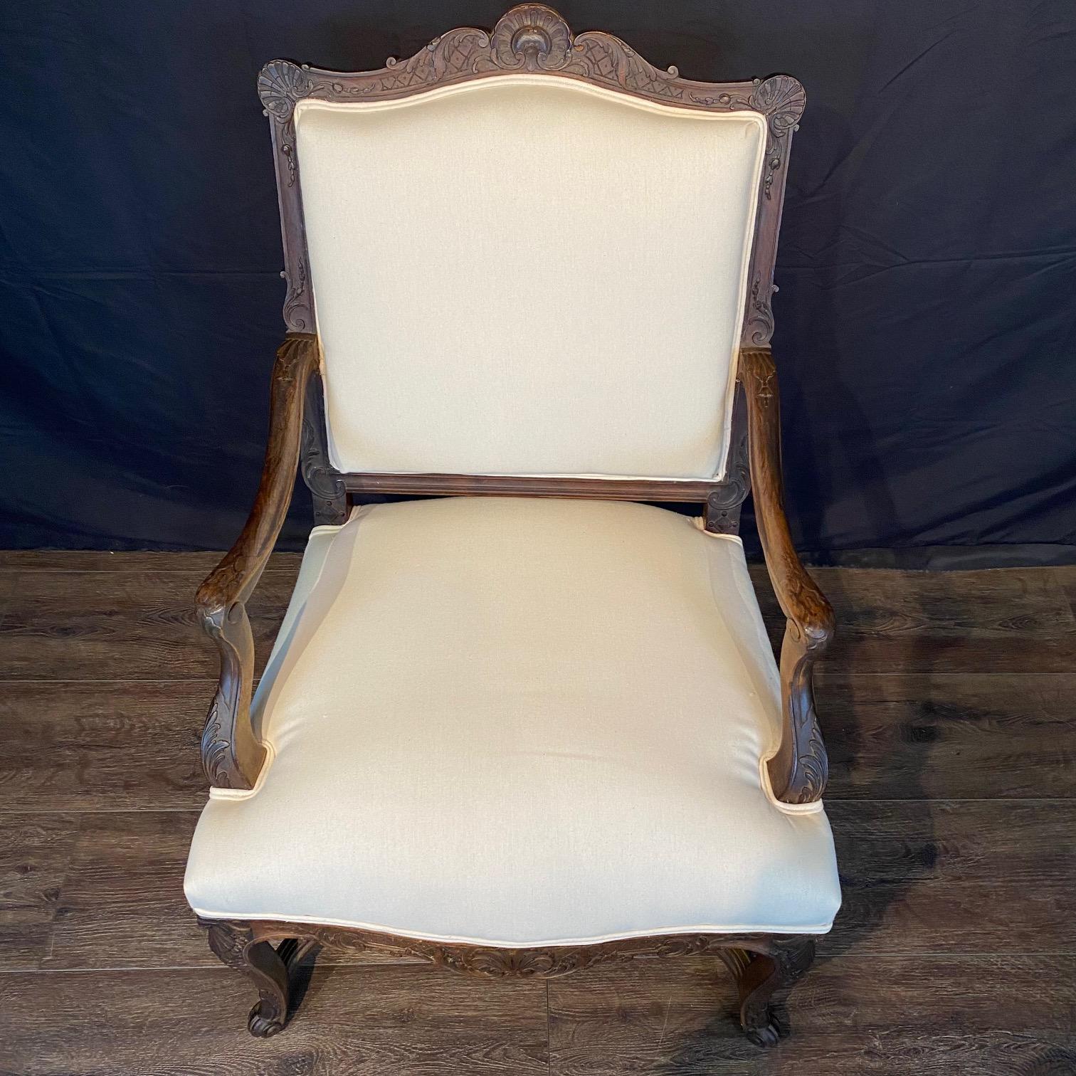 Antique French Louis XV Coppia di poltrone in noce intagliato e imbottite di recente in vendita 1