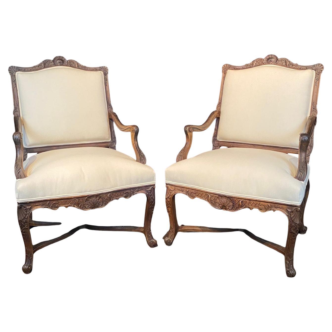 Antique French Louis XV Coppia di poltrone in noce intagliato e imbottite di recente