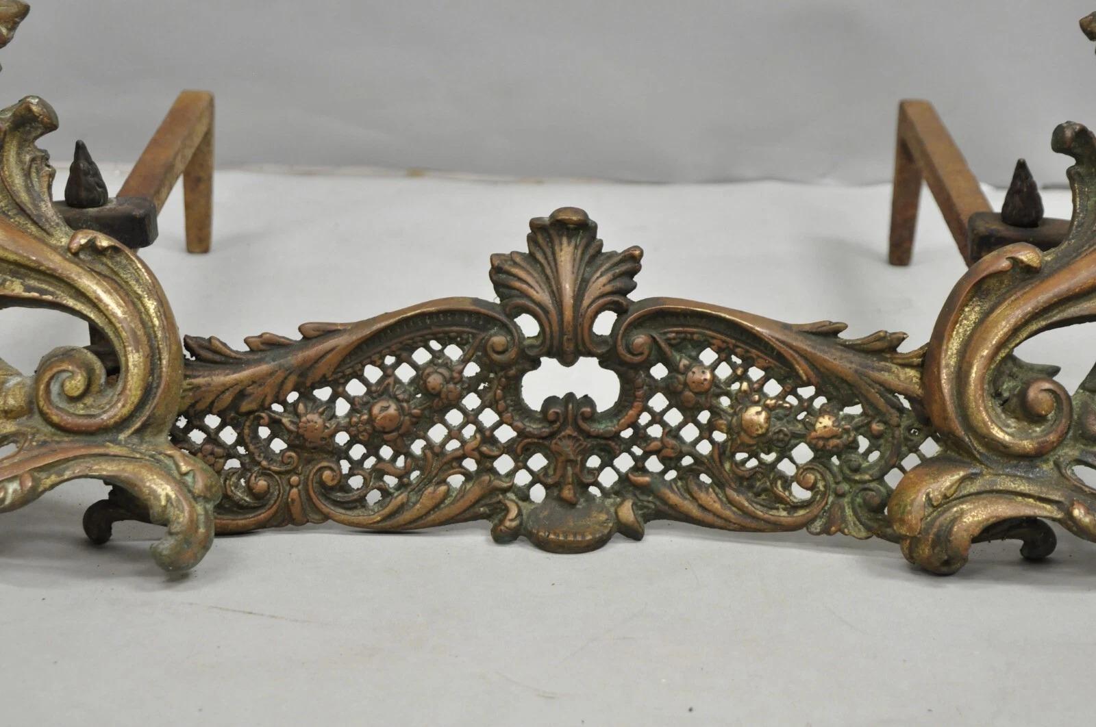 Antique French Louis XV Patinated Brass Bronze Small Fireplace Andirons & Fender Bon état - En vente à Philadelphia, PA