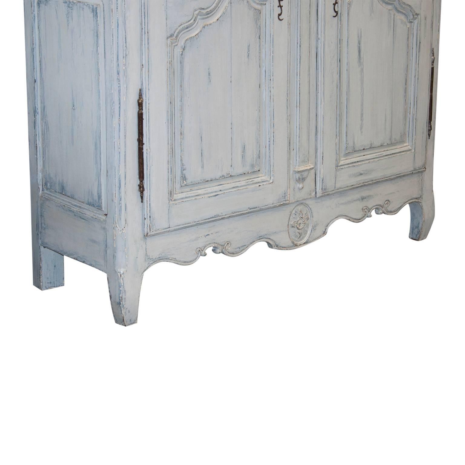 Antique French Louis XV Period Armoire Cupboard Patina In Excellent Condition For Sale In Vienna, AT