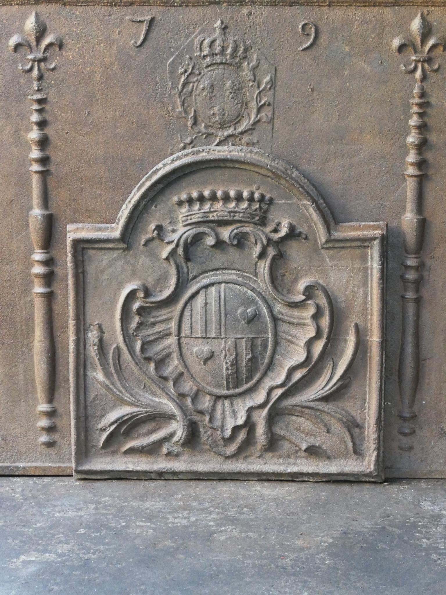 Plaque de cheminée d'époque Louis XV du XVIIIe siècle, à décor d'armoiries.

La plaque de cheminée est en fonte et a une patine brune naturelle. Sur demande, il peut être fabriqué en noir ou en étain sans frais supplémentaires. L'état de la plaque
