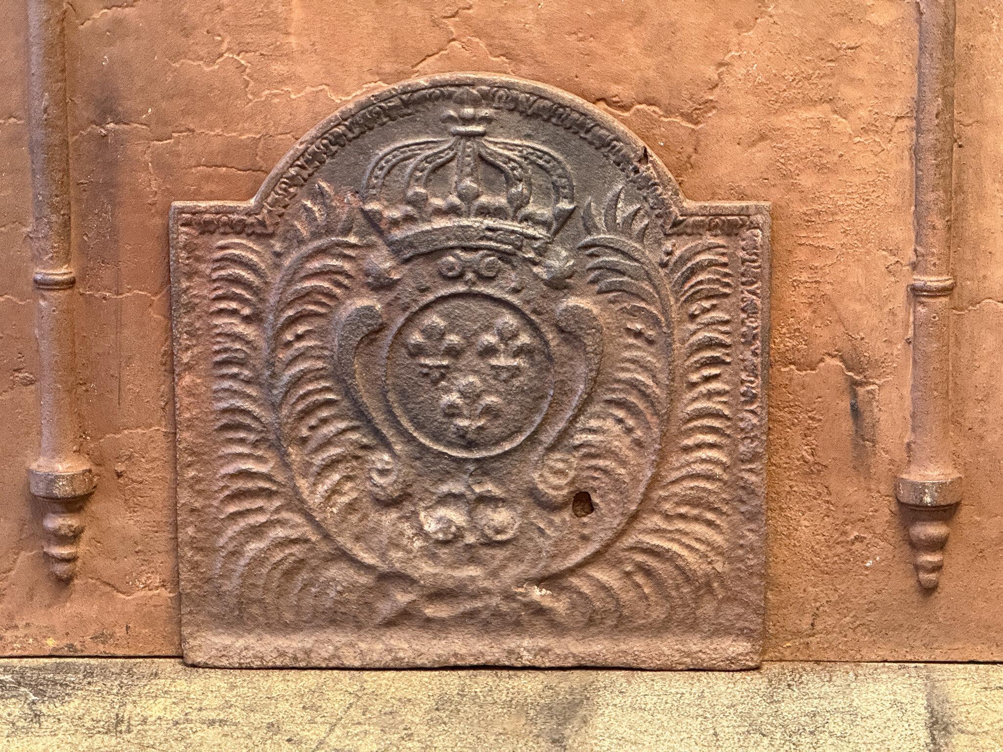 Francese Antique French Luigi XV Periodo 'Armi di Francia' Fireback / Backsplash in vendita