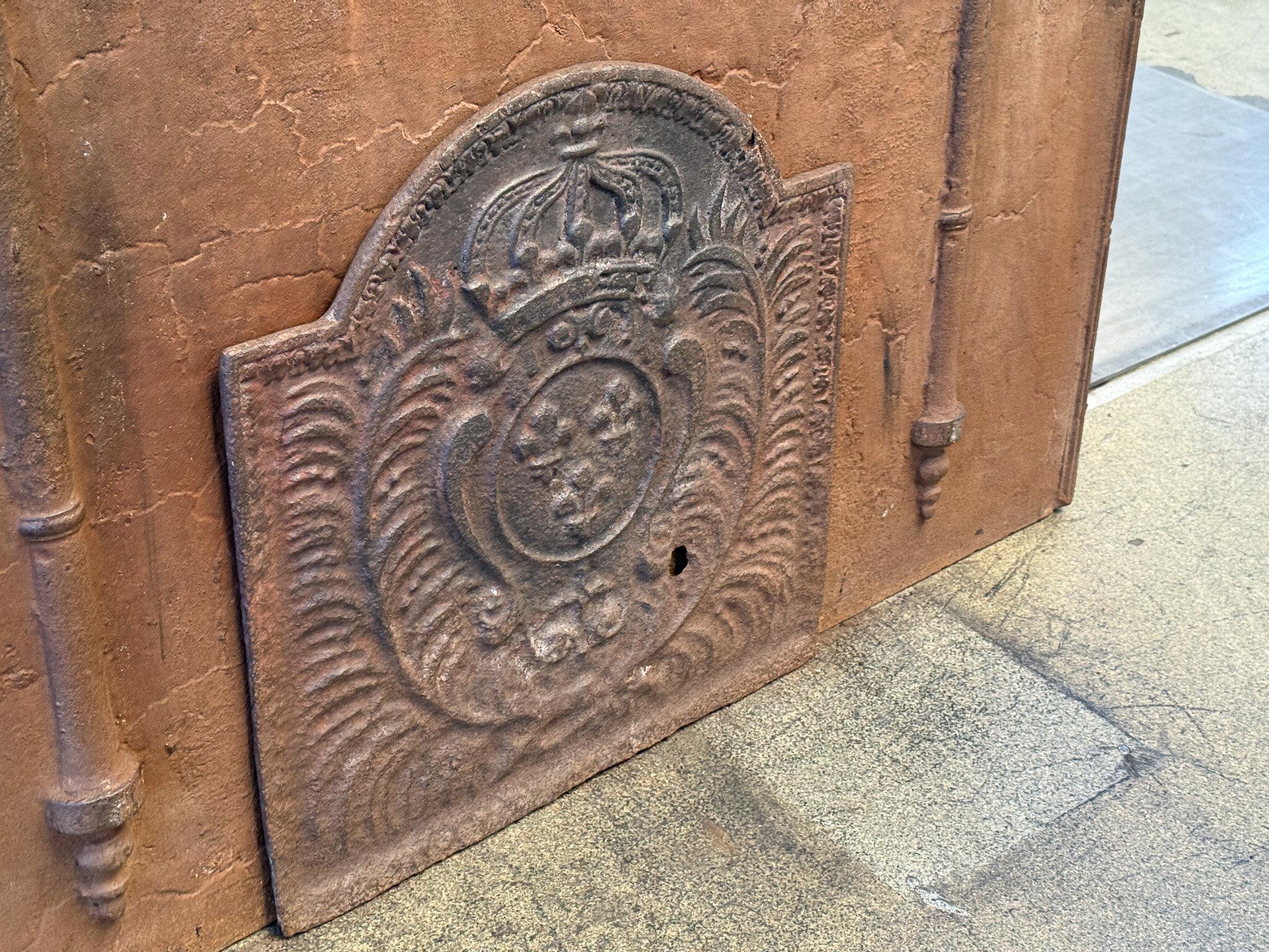 Fino al XVIII secolo Antique French Luigi XV Periodo 'Armi di Francia' Fireback / Backsplash in vendita