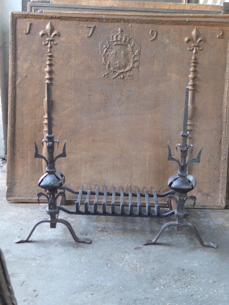 18th century French Louis XV Period fireplace grate or fire basket. Made of wrought iron. The condition is good. 

The total width at the front of the grate is 90 cm / 35.4 inches.