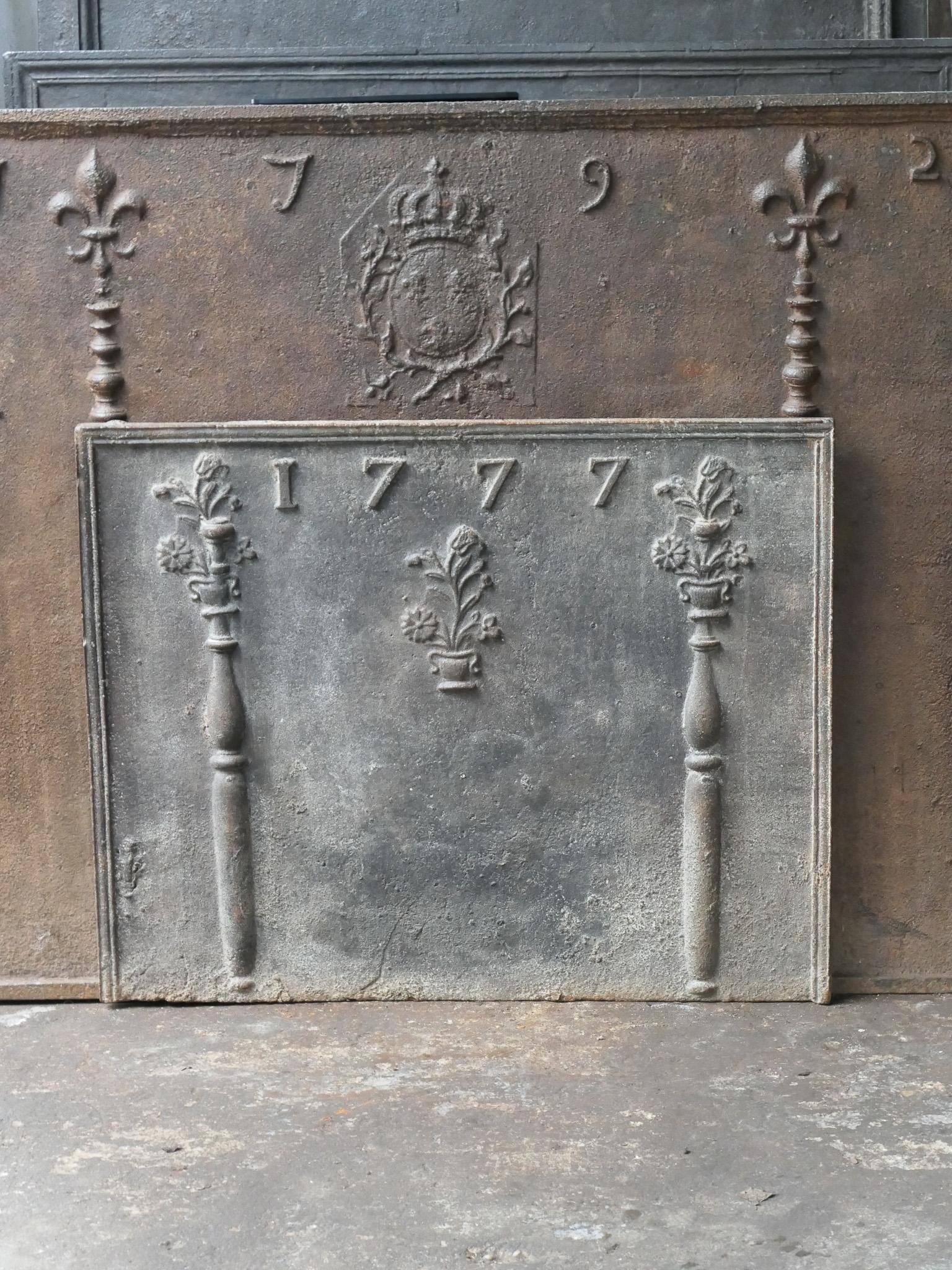 Belle plaque de cheminée Louis XV du XVIIIe siècle avec des paniers de fleurs et deux piliers. Les piliers font référence à la massue d'Hercule et représentent la force et l'inconnu. Vers la fin du XVIIIe siècle et le début du style Louis XV, les