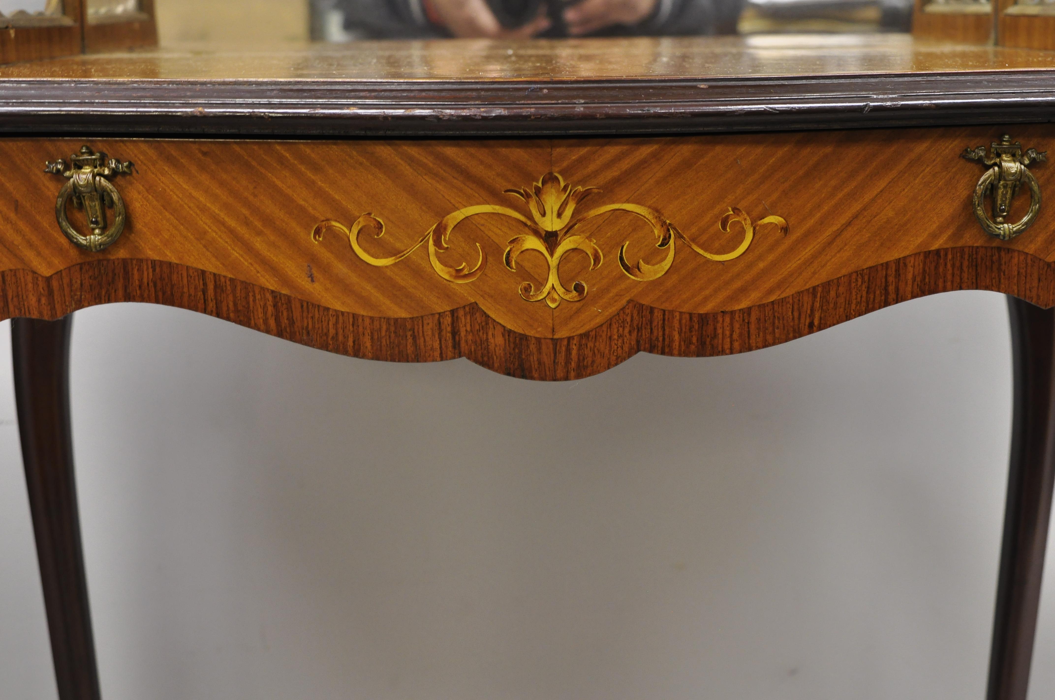 Antiquité française Louis XV Petite Curio Étagère 1-Draw Stand avec incrustation de bois satiné Bon état - En vente à Philadelphia, PA