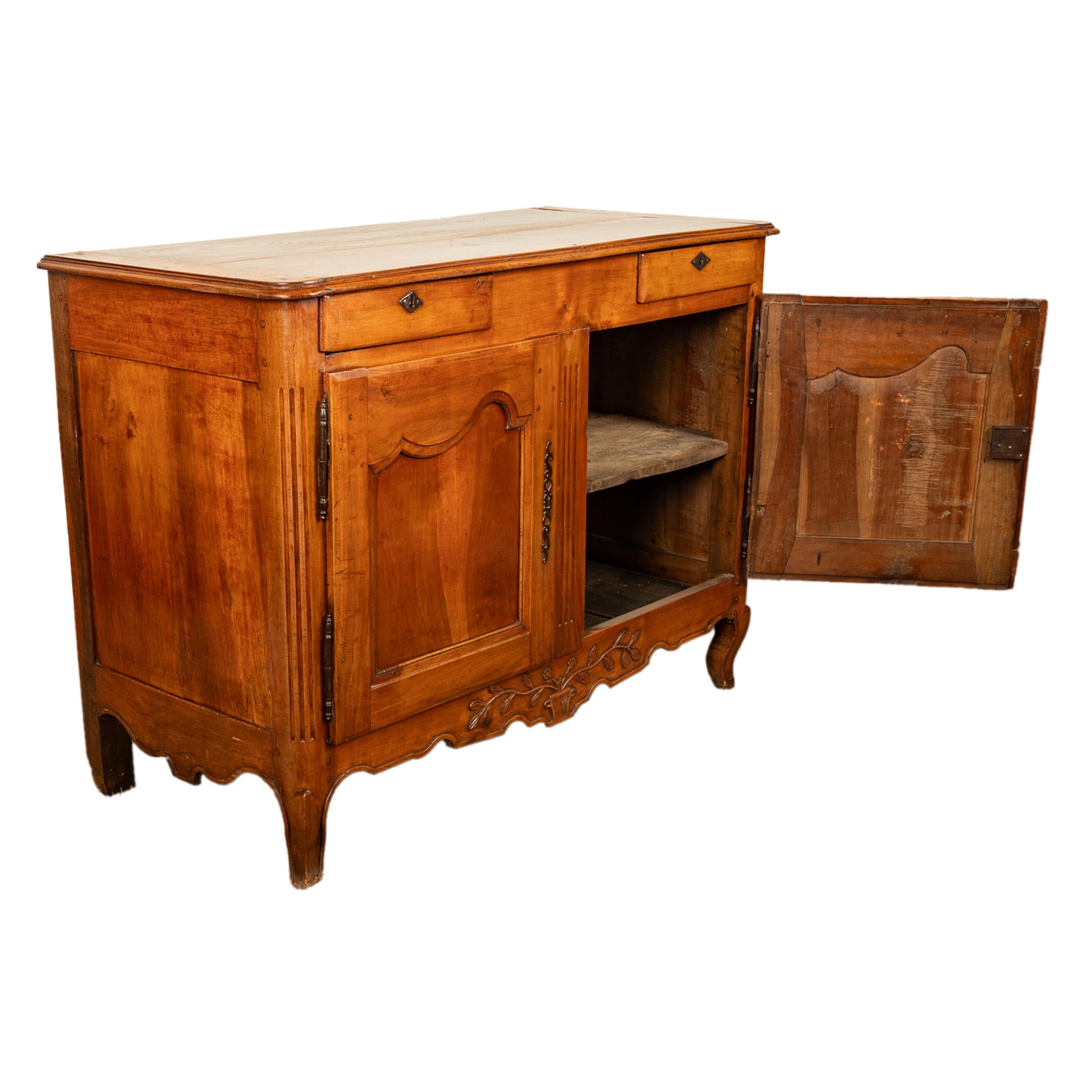 Antique French Louis XV Provincial Carved Walnut Buffet Sideboard Cabinet 1820 in vendita 2
