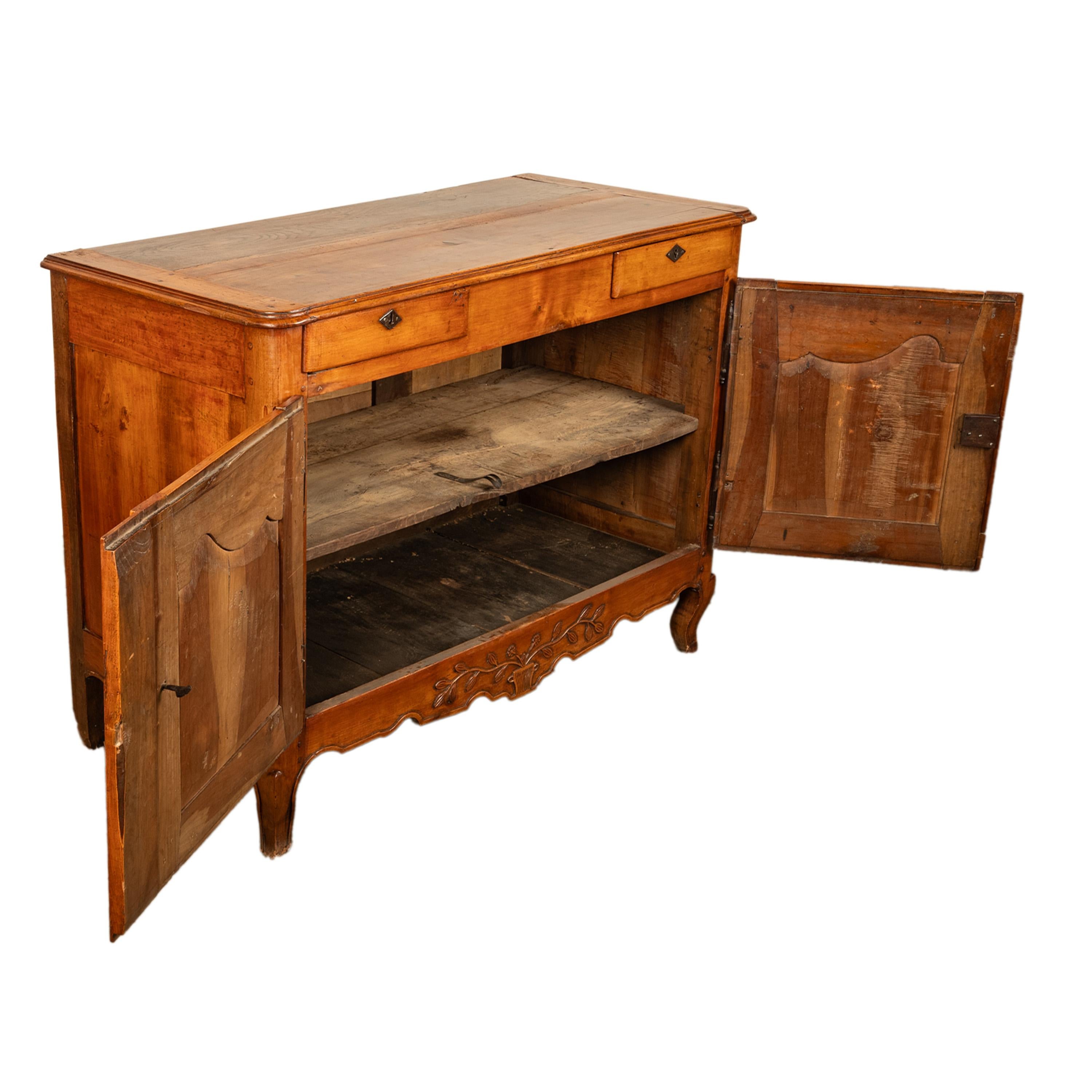 Antique French Louis XV Provincial Carved Walnut Buffet Sideboard Cabinet 1820 in vendita 3
