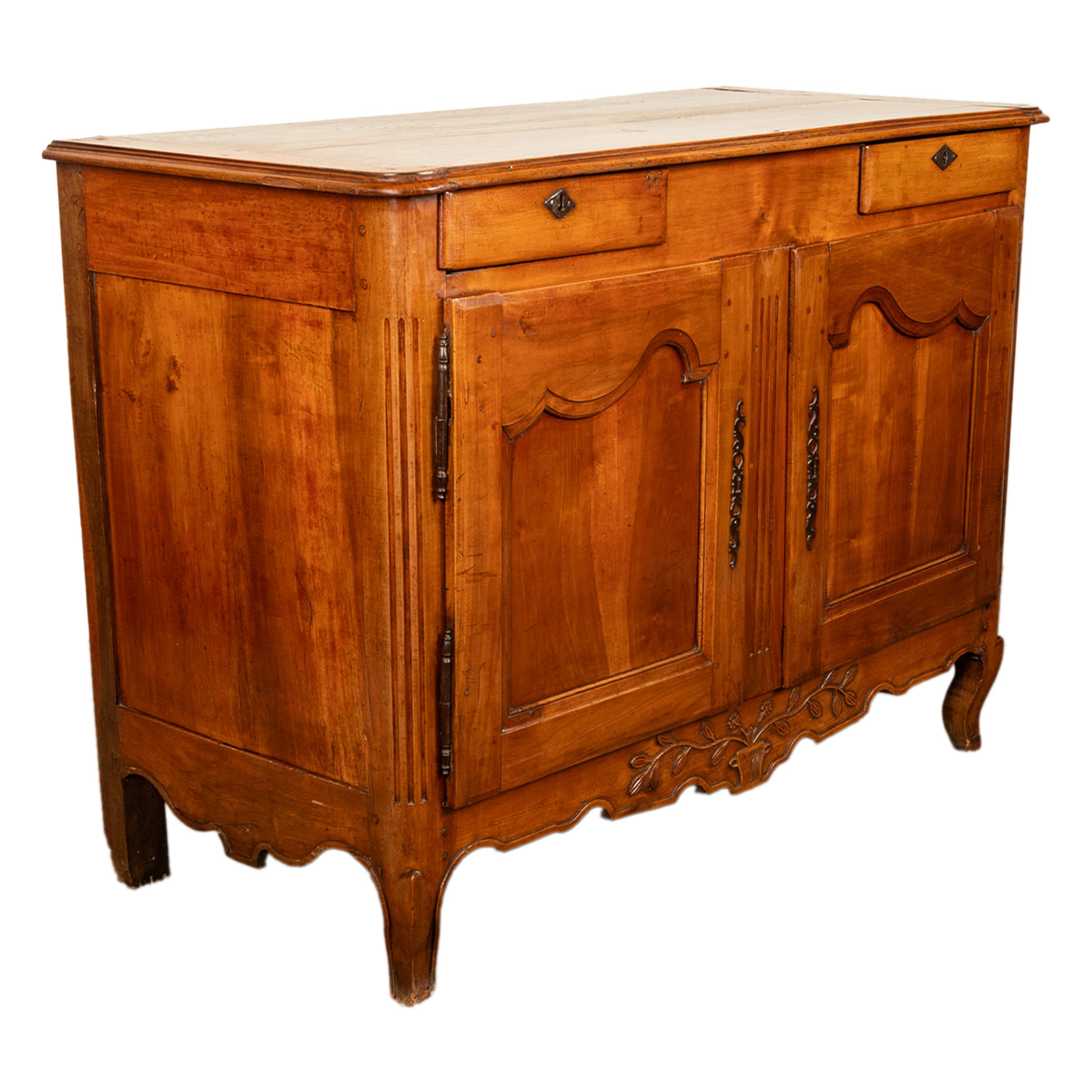 Antique French Louis XV Provincial Carved Walnut Buffet Sideboard Cabinet 1820 in vendita 4