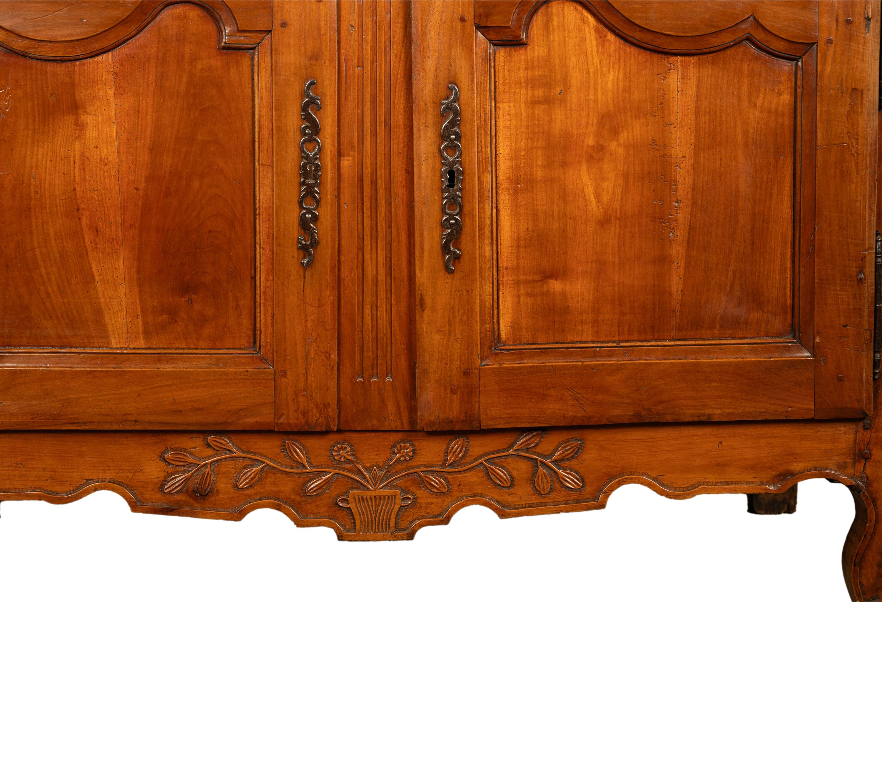 Antique French Louis XV Provincial Carved Walnut Buffet Sideboard Cabinet 1820 in vendita 8