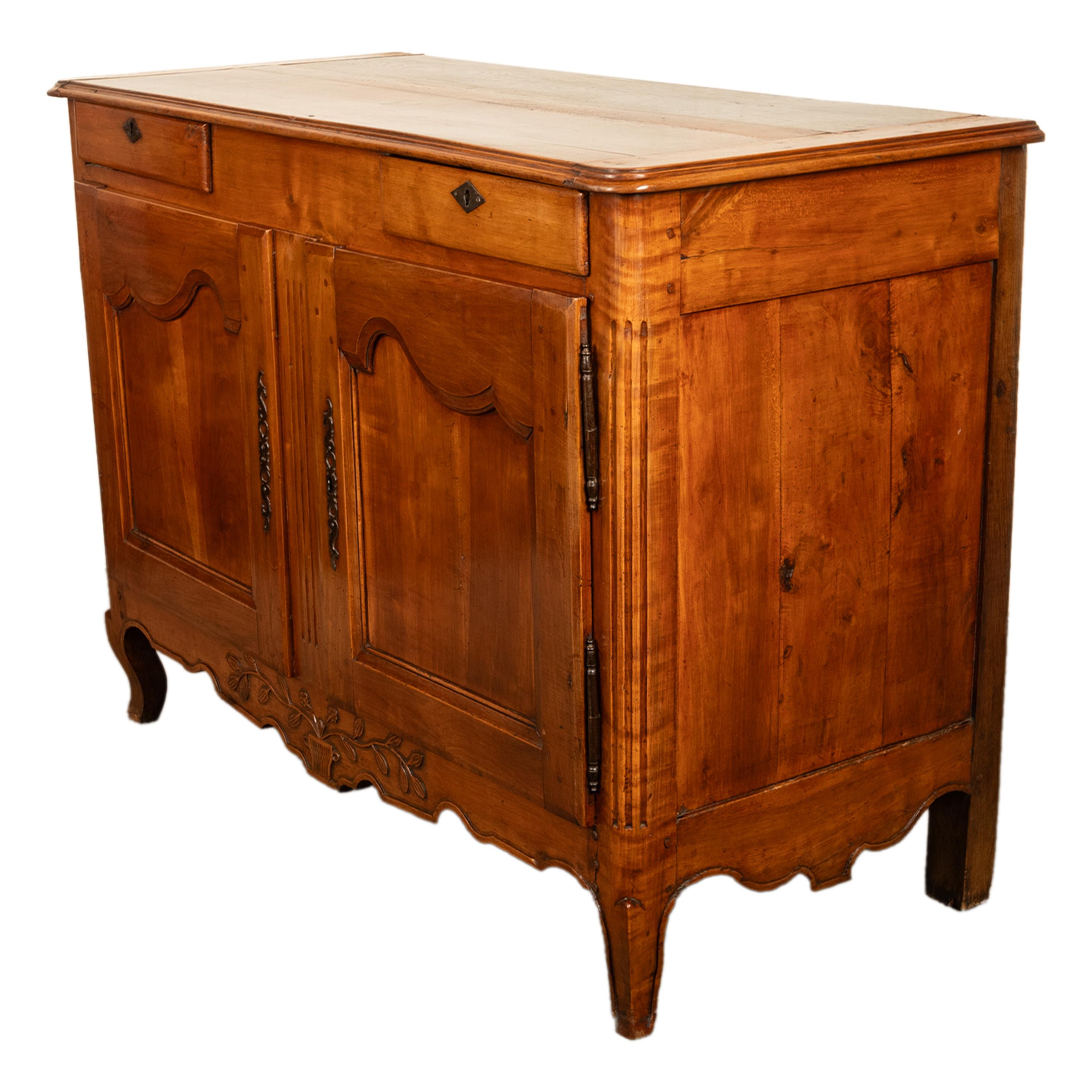 Stile provenzale Antique French Louis XV Provincial Carved Walnut Buffet Sideboard Cabinet 1820 in vendita