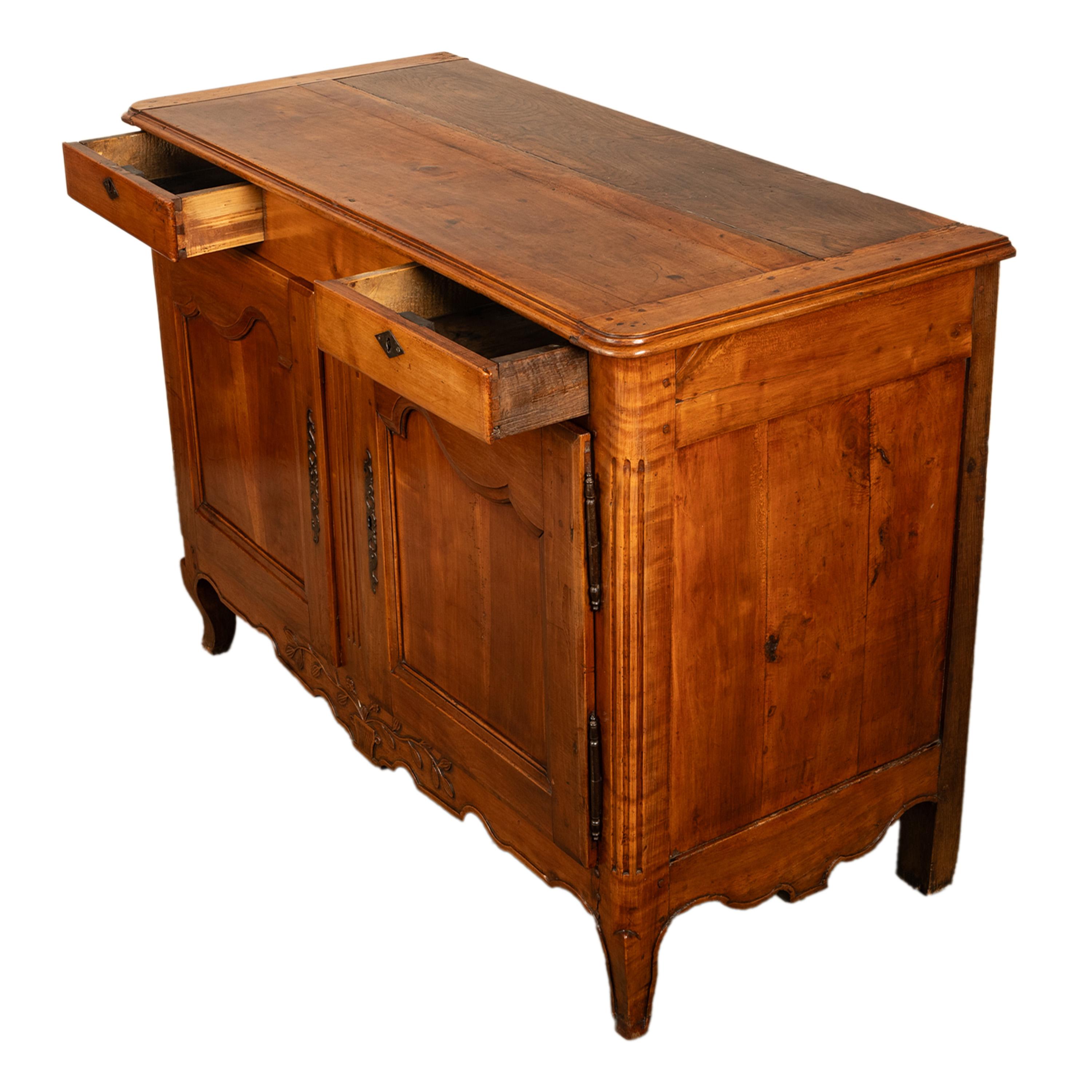 Francese Antique French Louis XV Provincial Carved Walnut Buffet Sideboard Cabinet 1820 in vendita