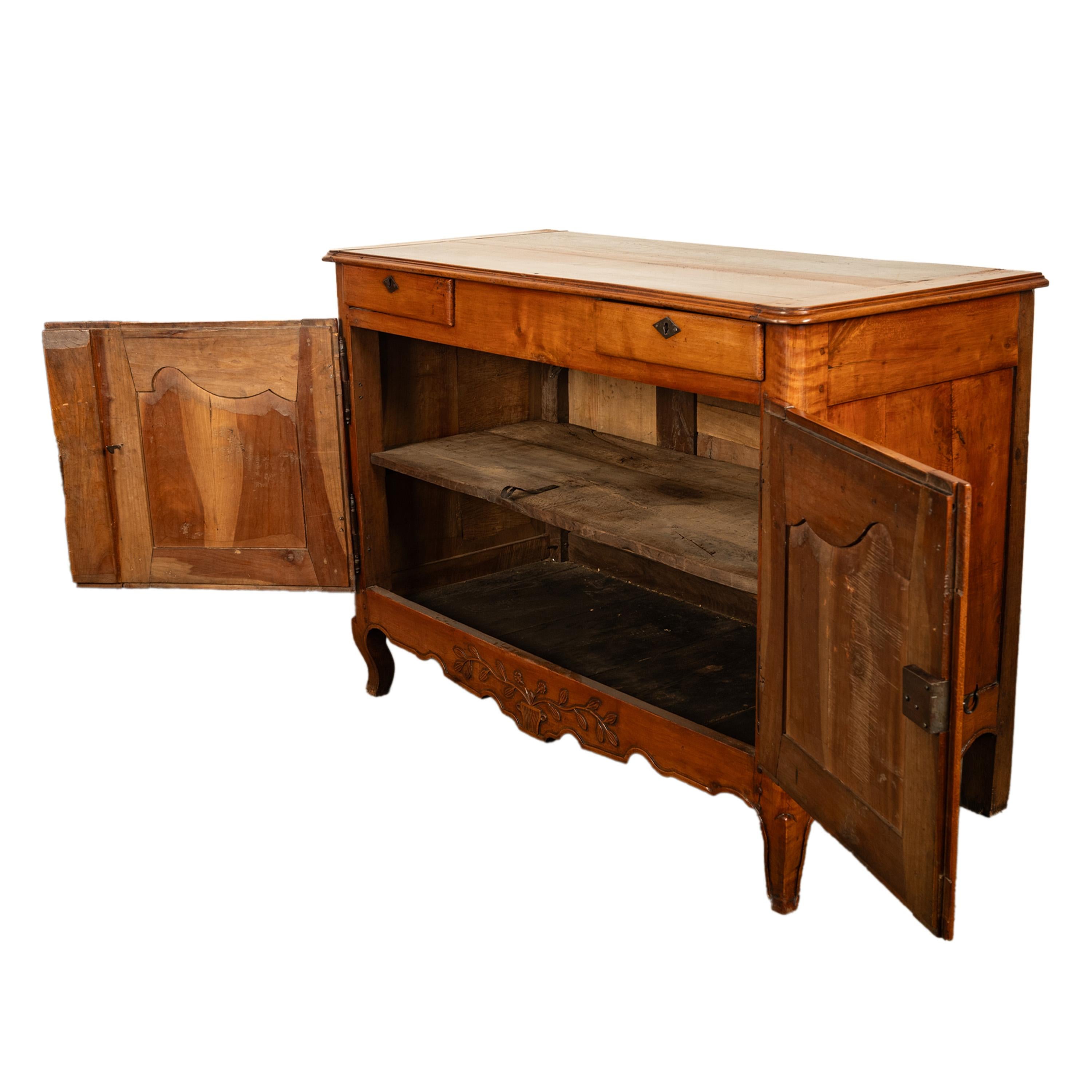 Intagliato Antique French Louis XV Provincial Carved Walnut Buffet Sideboard Cabinet 1820 in vendita