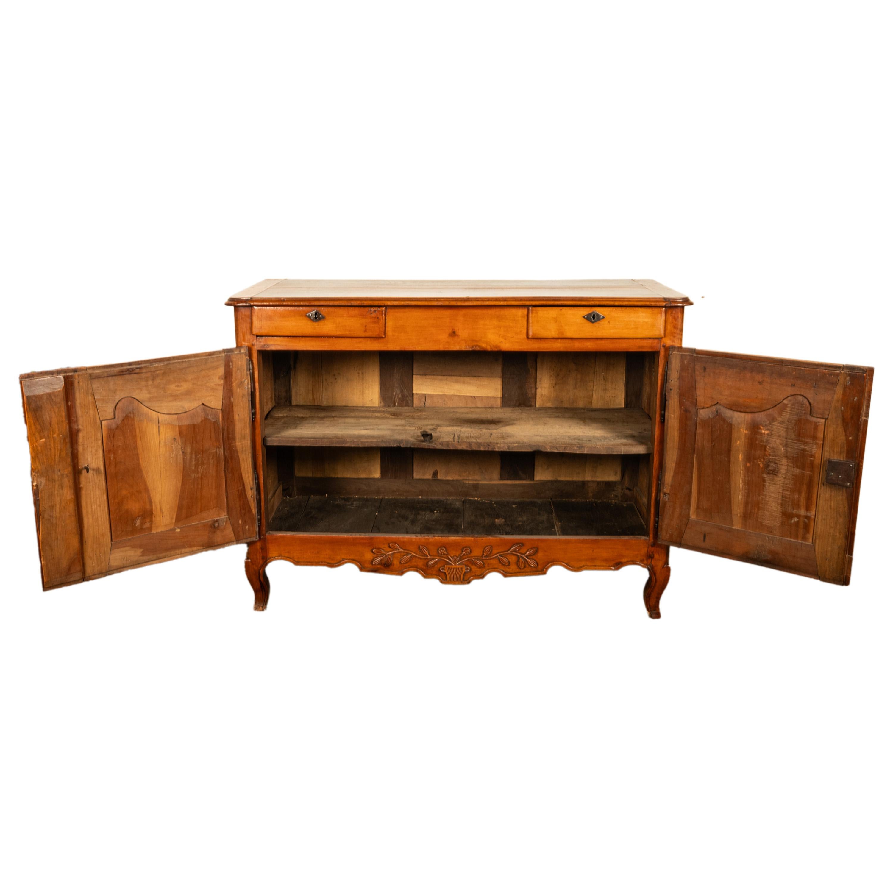 Antique French Louis XV Provincial Carved Walnut Buffet Sideboard Cabinet 1820 In condizioni buone in vendita a Portland, OR
