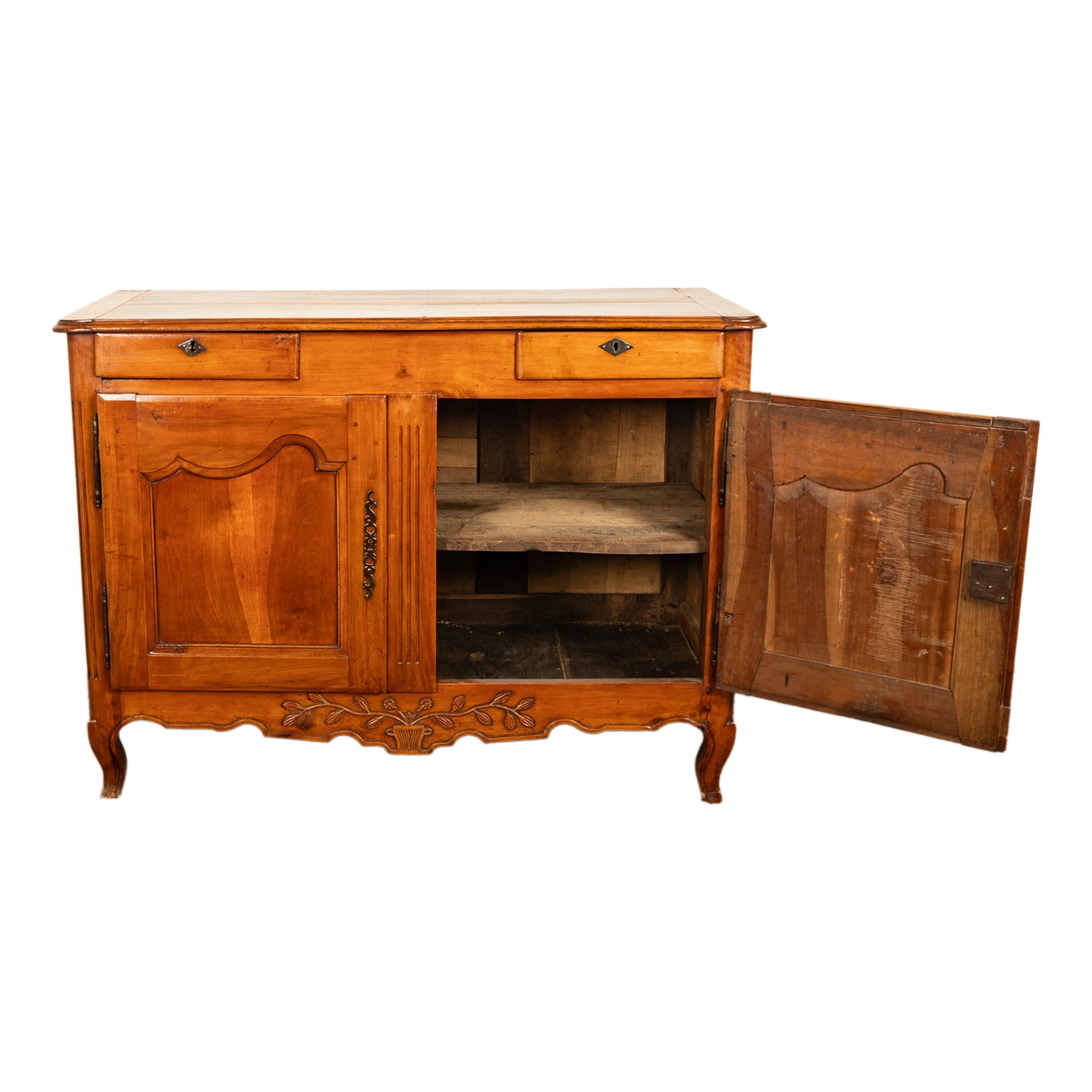 Inizio XIX secolo Antique French Louis XV Provincial Carved Walnut Buffet Sideboard Cabinet 1820 in vendita