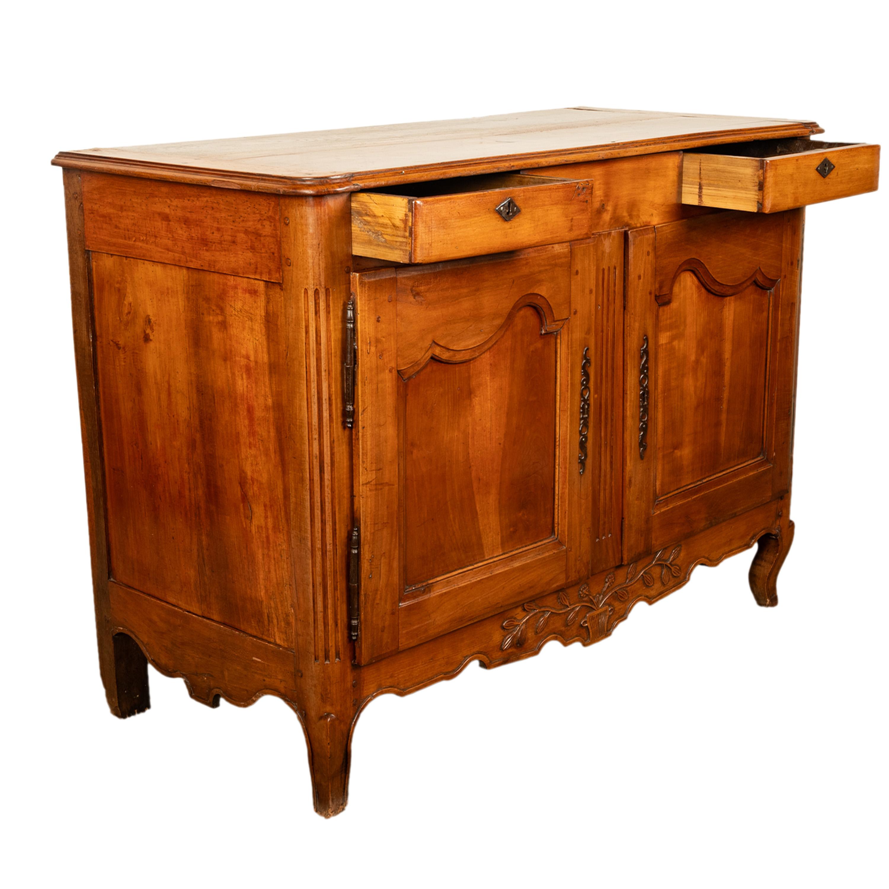 Antique French Louis XV Provincial Carved Walnut Buffet Sideboard Cabinet 1820 in vendita 1