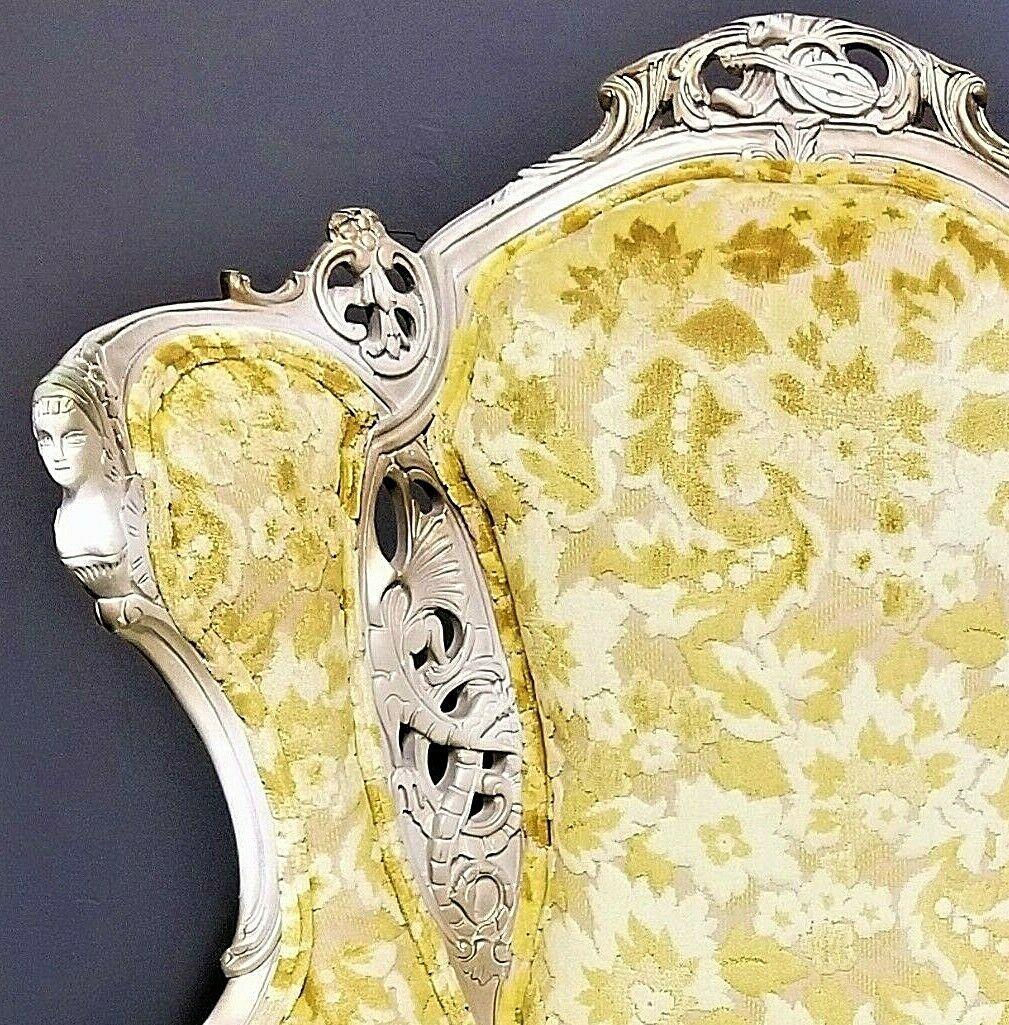 Antike Französisch Louis XV Rokoko geschnitzt Samt Ohrensessel im Zustand „Gut“ im Angebot in Lake Worth, FL