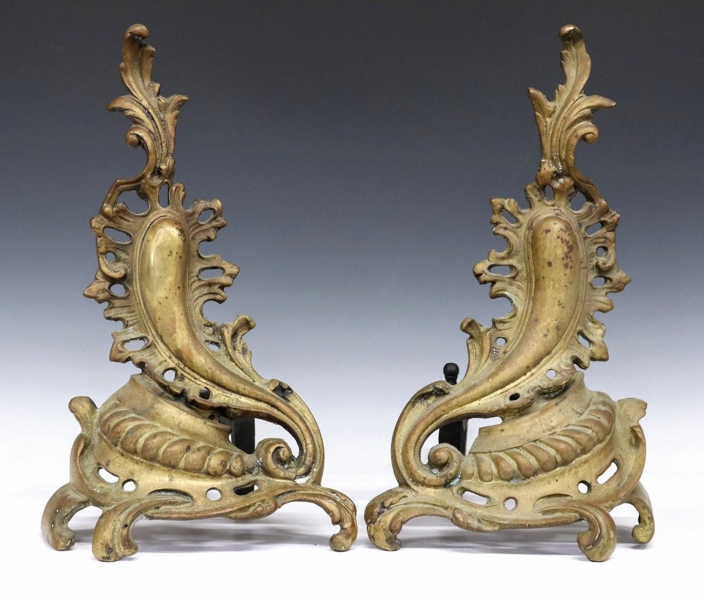 Fügen Sie Ihrem Kamin einen Hauch von klassischer Eleganz, Raffinesse und historischem Charme hinzu mit diesem Paar seltener amerikanischer antiker Rokoko-Revival vergoldetes Messing (vergoldetes Metall) & Eisen und Eisen-Chenets von Sheffield New